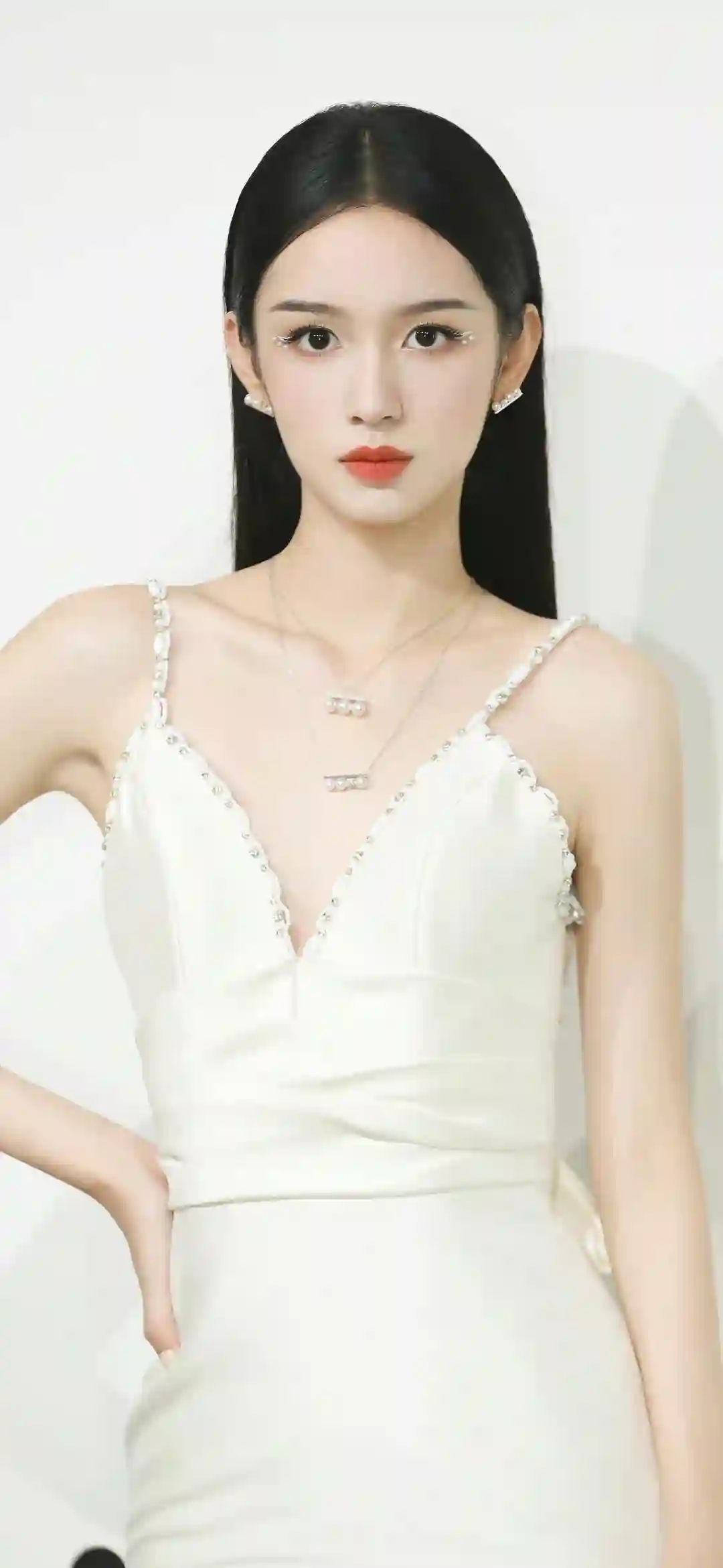 周也 美女明星  白色长裙 长发女孩 高冷女神