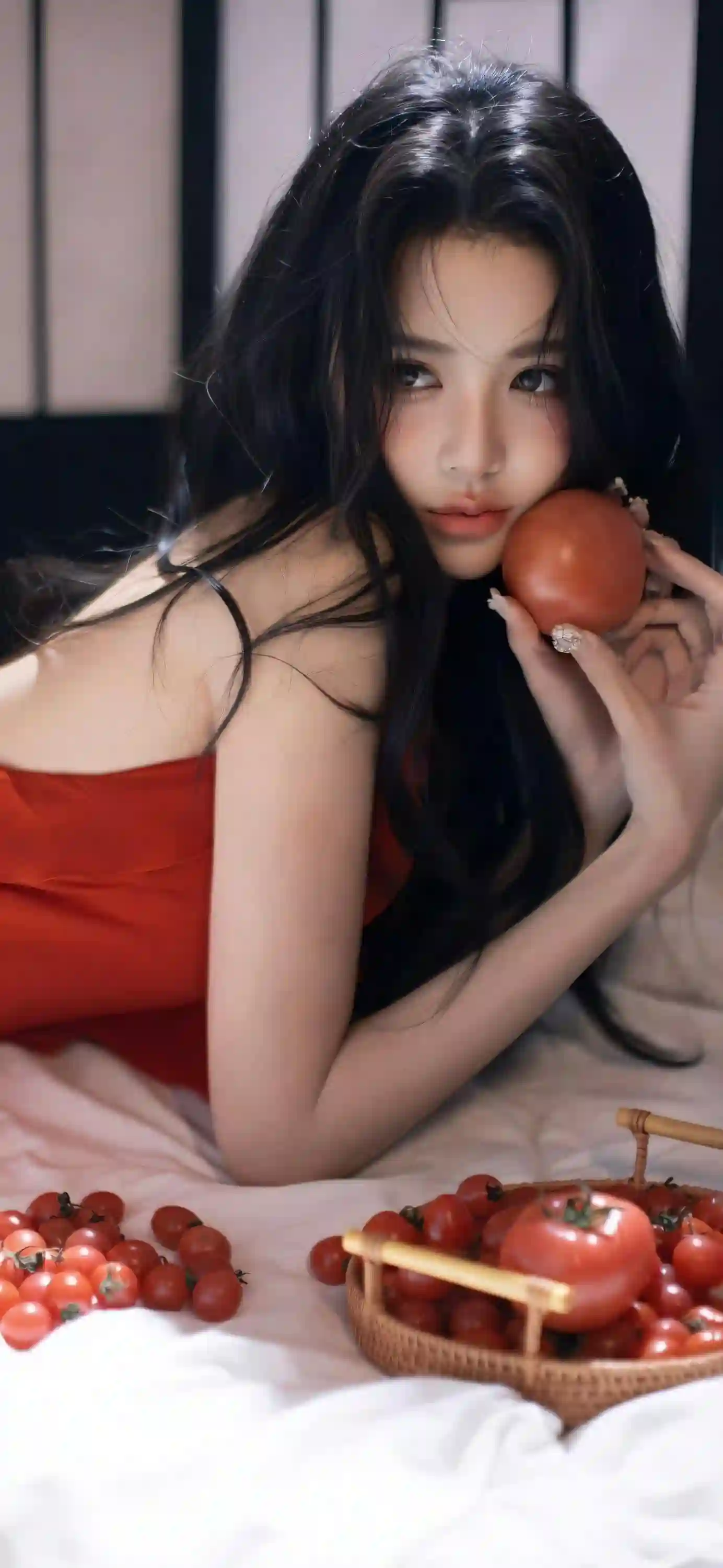 长发红裙美女 水果