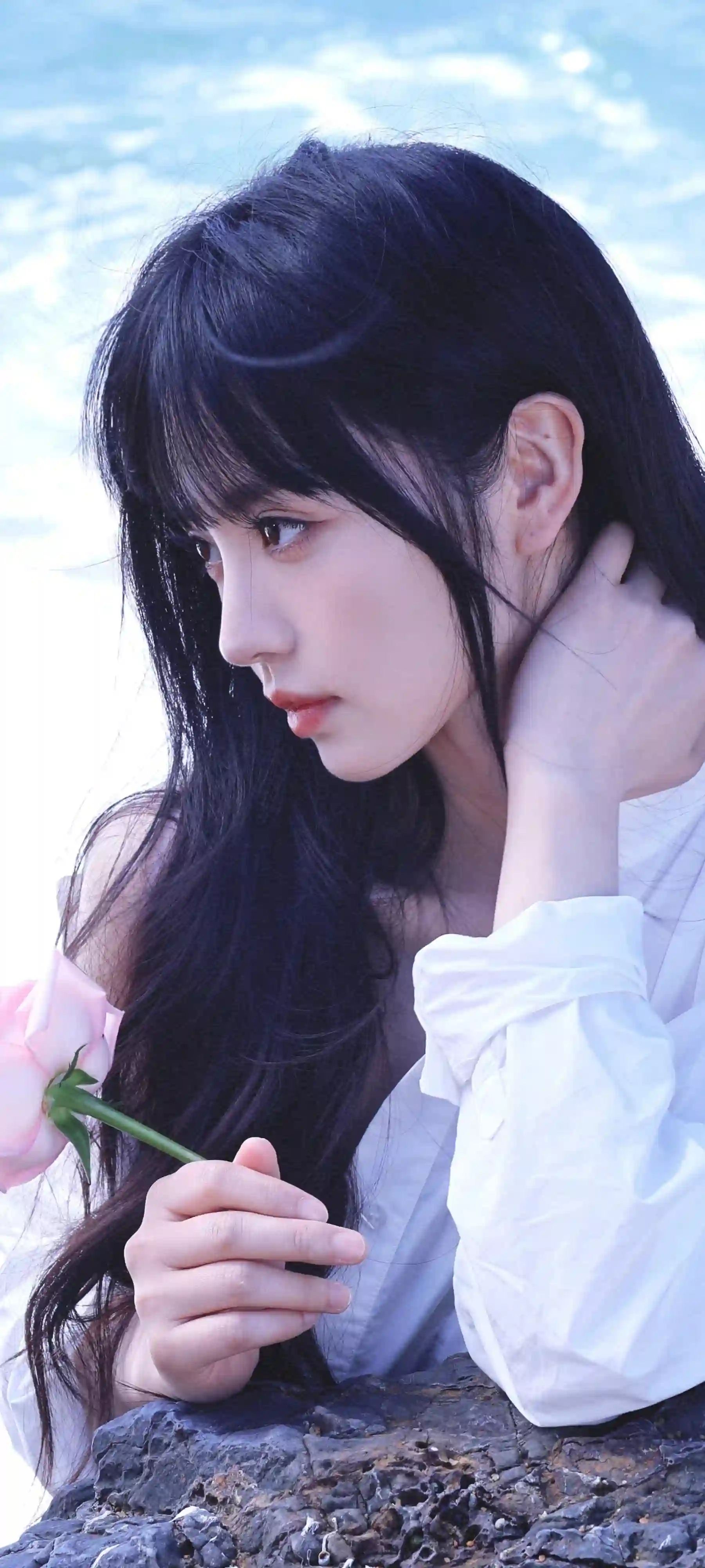 手里拿着荷花的美女 清纯 纯欲 田曦薇