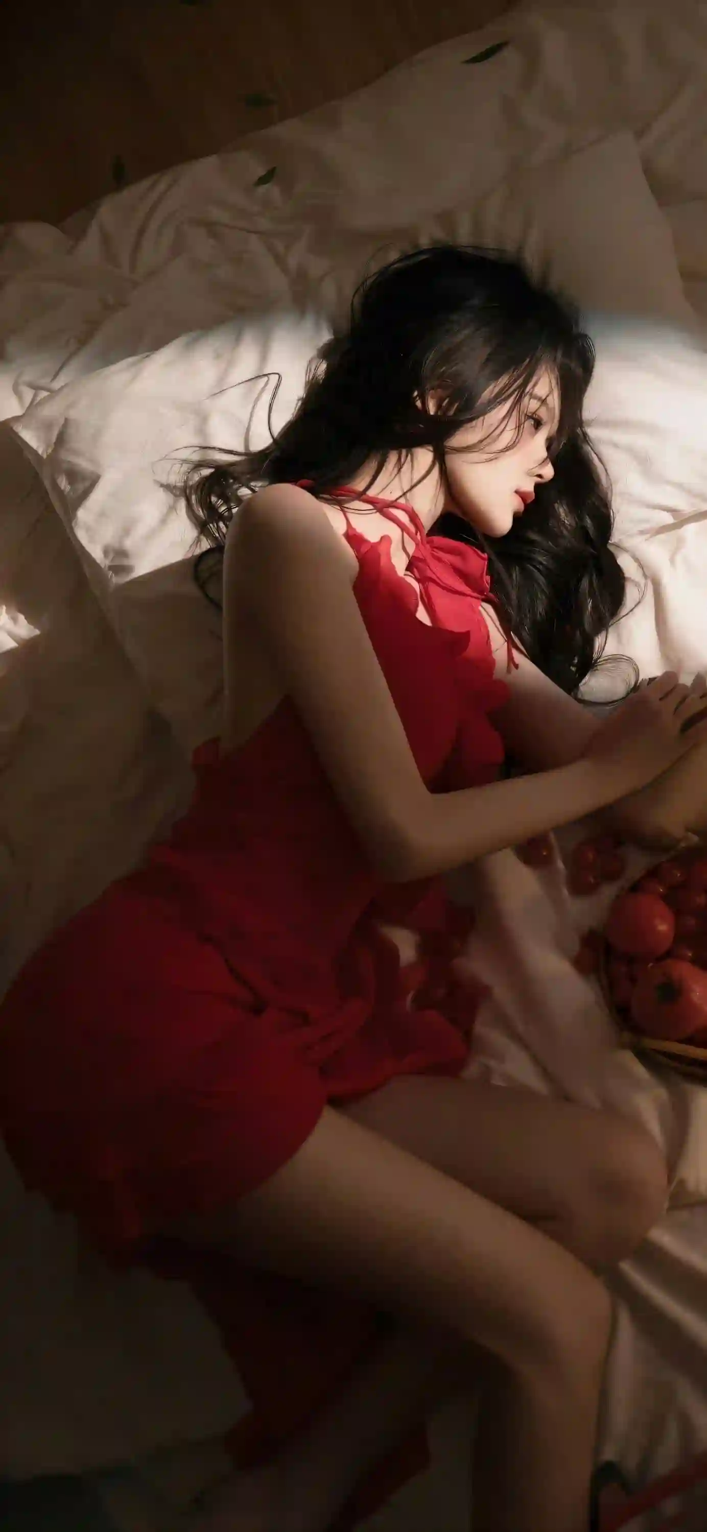 长发红裙美女 居家写真 腿