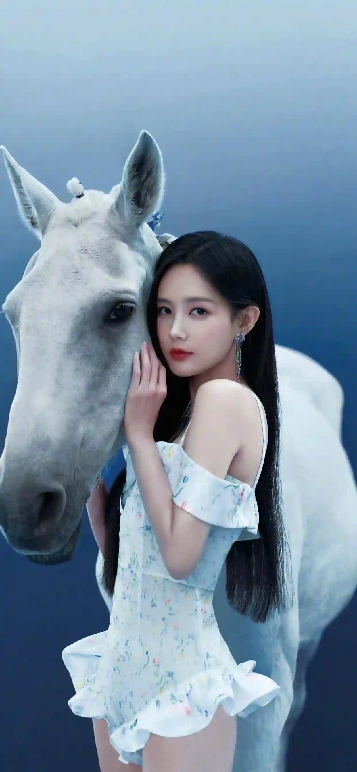 美女与白马 明星 李一桐 可爱短裙