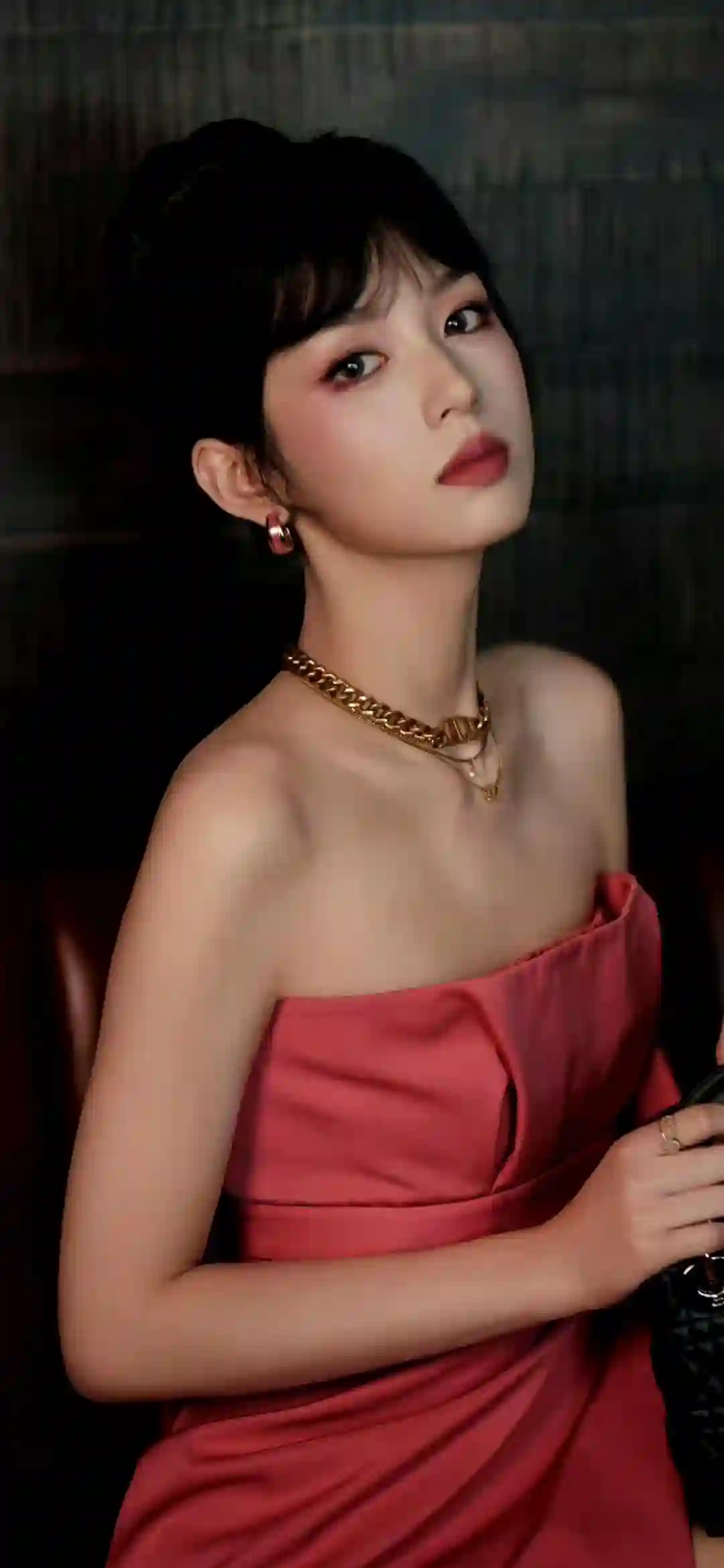 周也 美女 明星壁纸 红色长裙 晚礼服 抹胸穿搭 性感美女