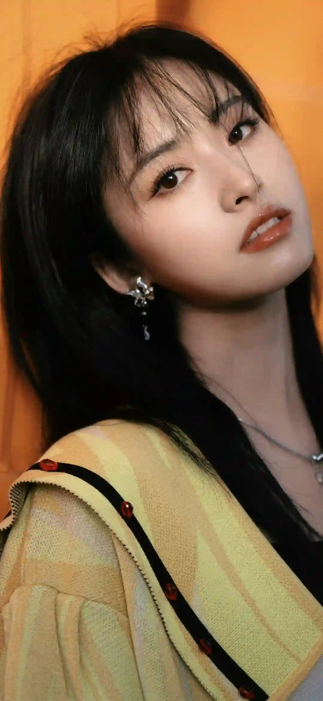 美女壁纸 明星 沈月 长发性感美女 黄色衣服
