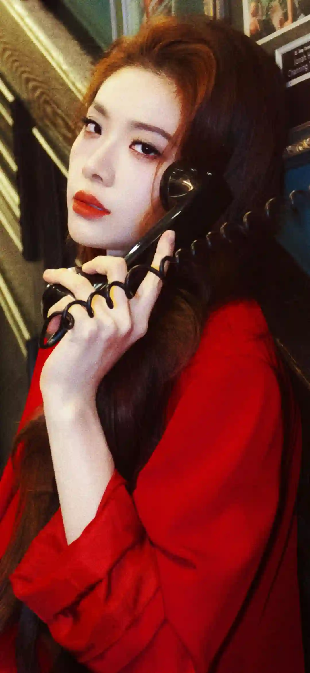 红衣美女 户外写真 长发红衣美女 酷酷