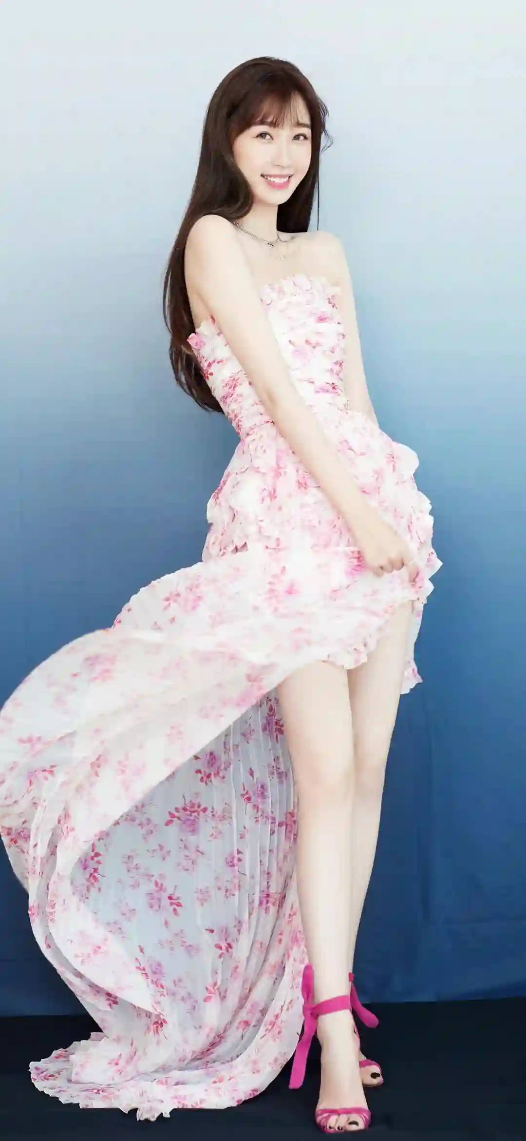 虞书欣 碎花长裙  美女 大长腿 性感美女