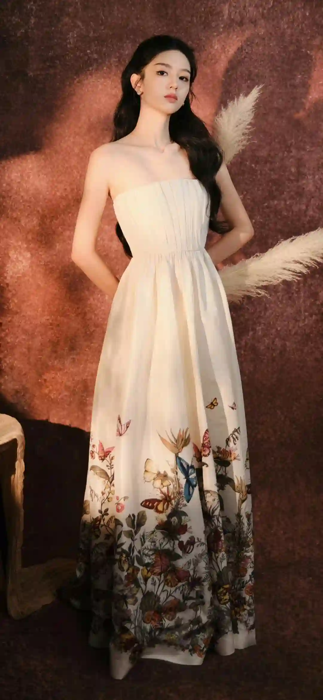 周也 长发白裙美女 抹胸穿搭