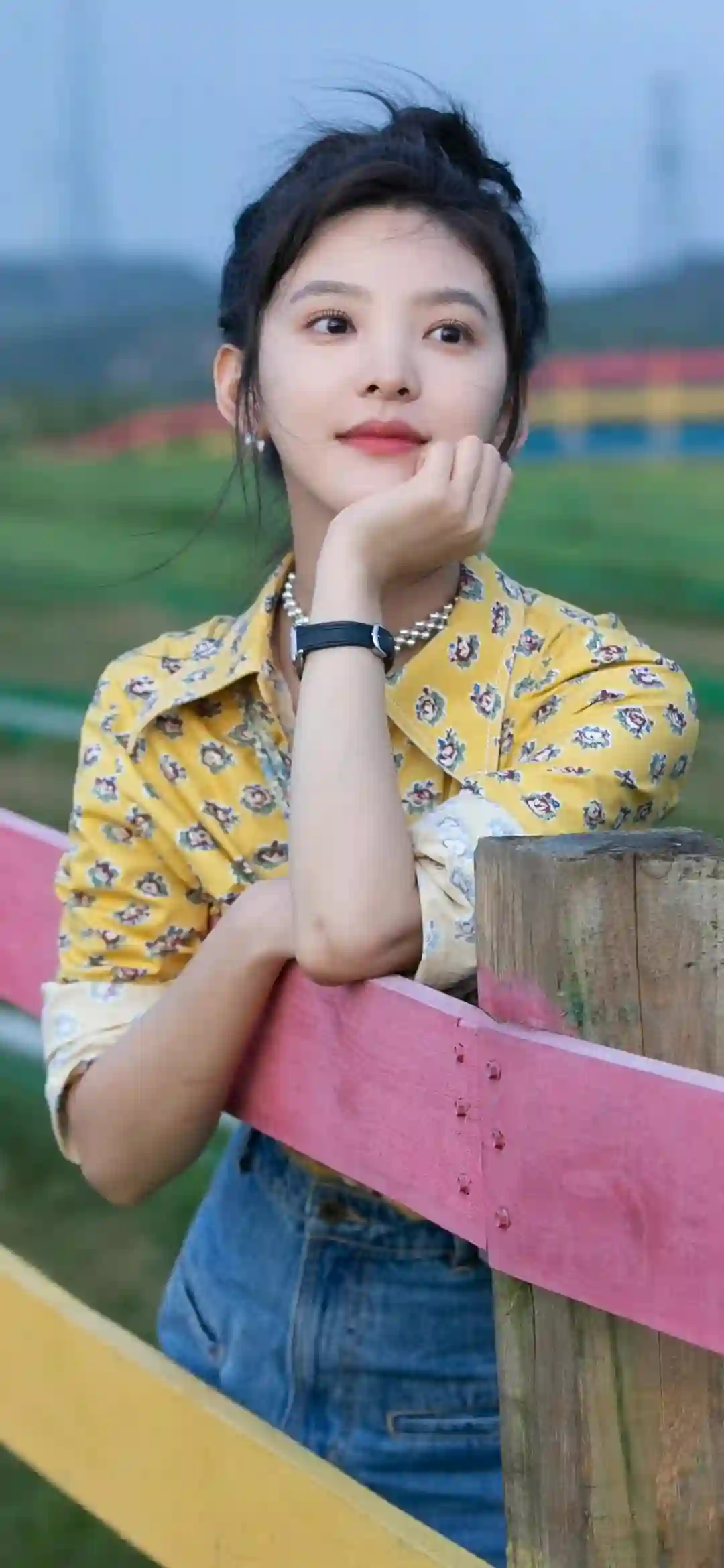 美女明星 章若楠 户外写真 微笑