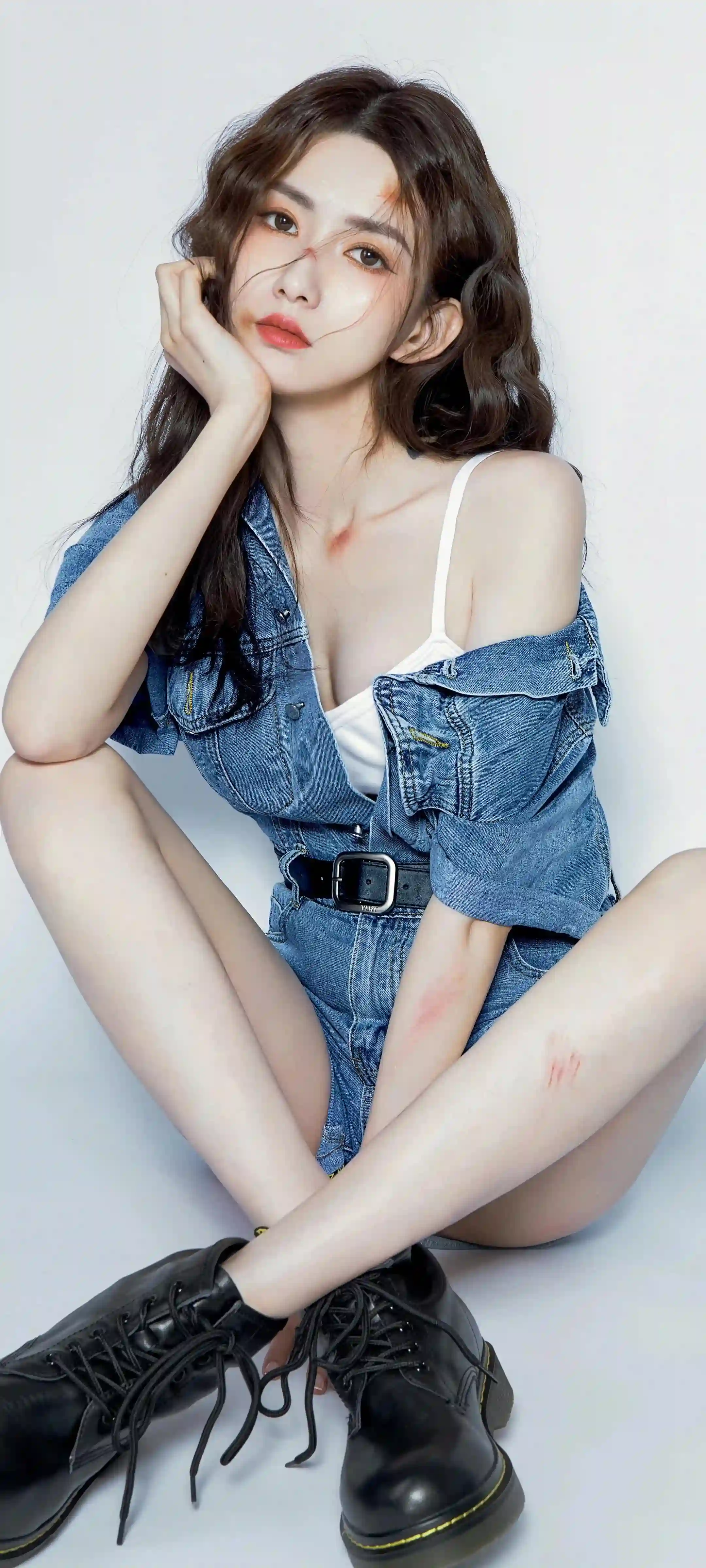 性感美女 牛仔穿搭 受伤妆容 酷酷的女孩