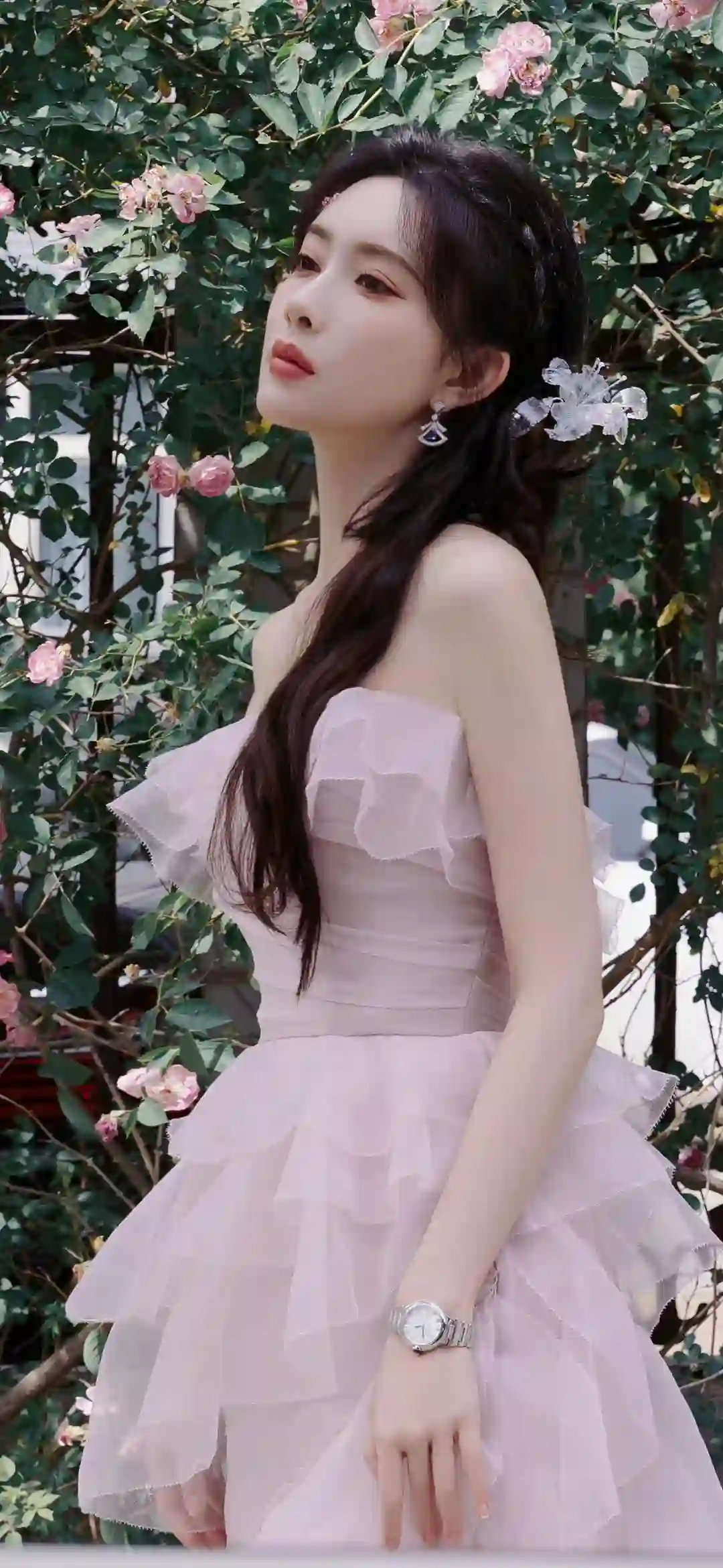 身着粉红色长裙的美女 孟子义