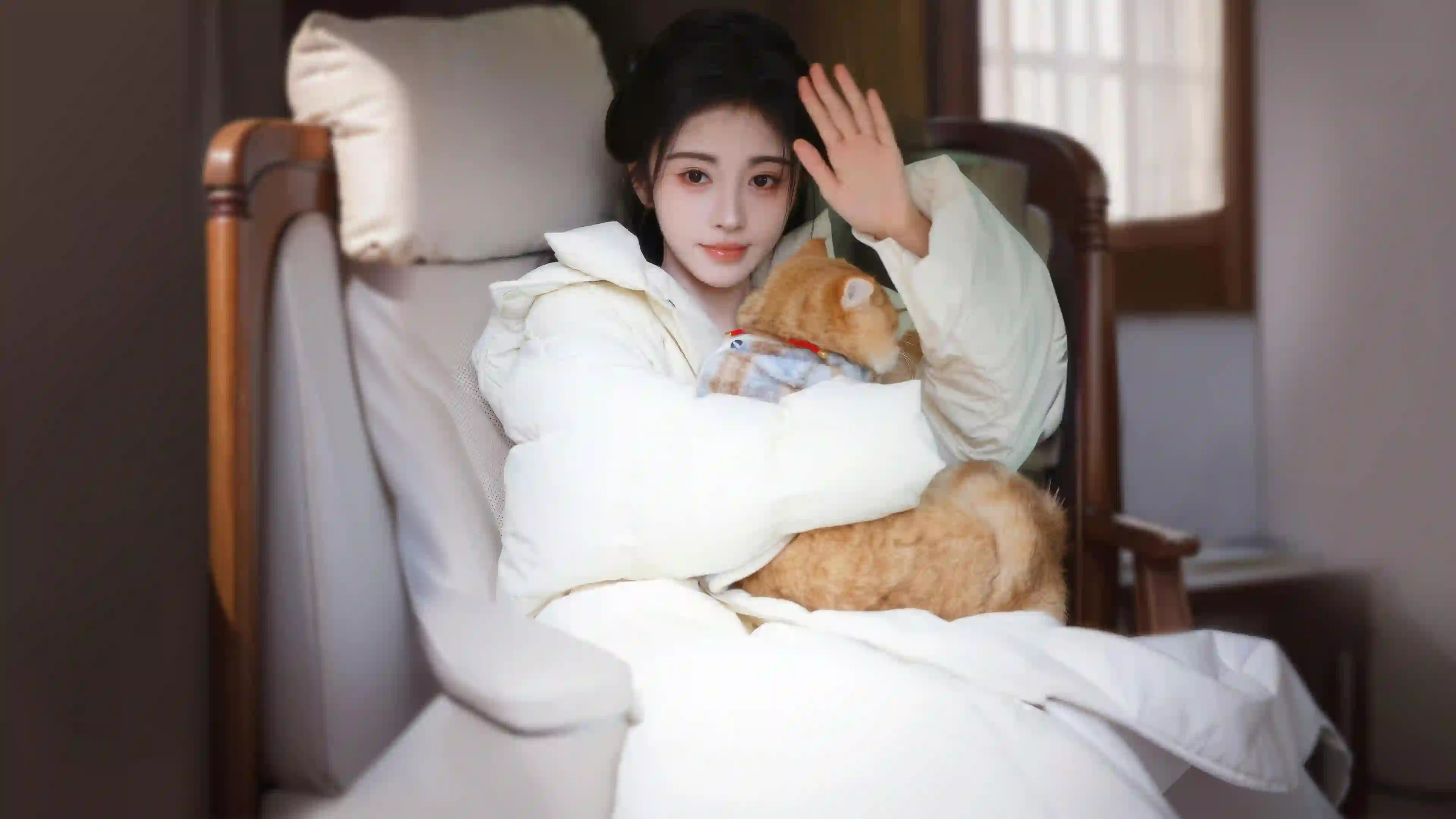 鞠婧祎 可爱美女  抱着大橘猫 白色羽绒服