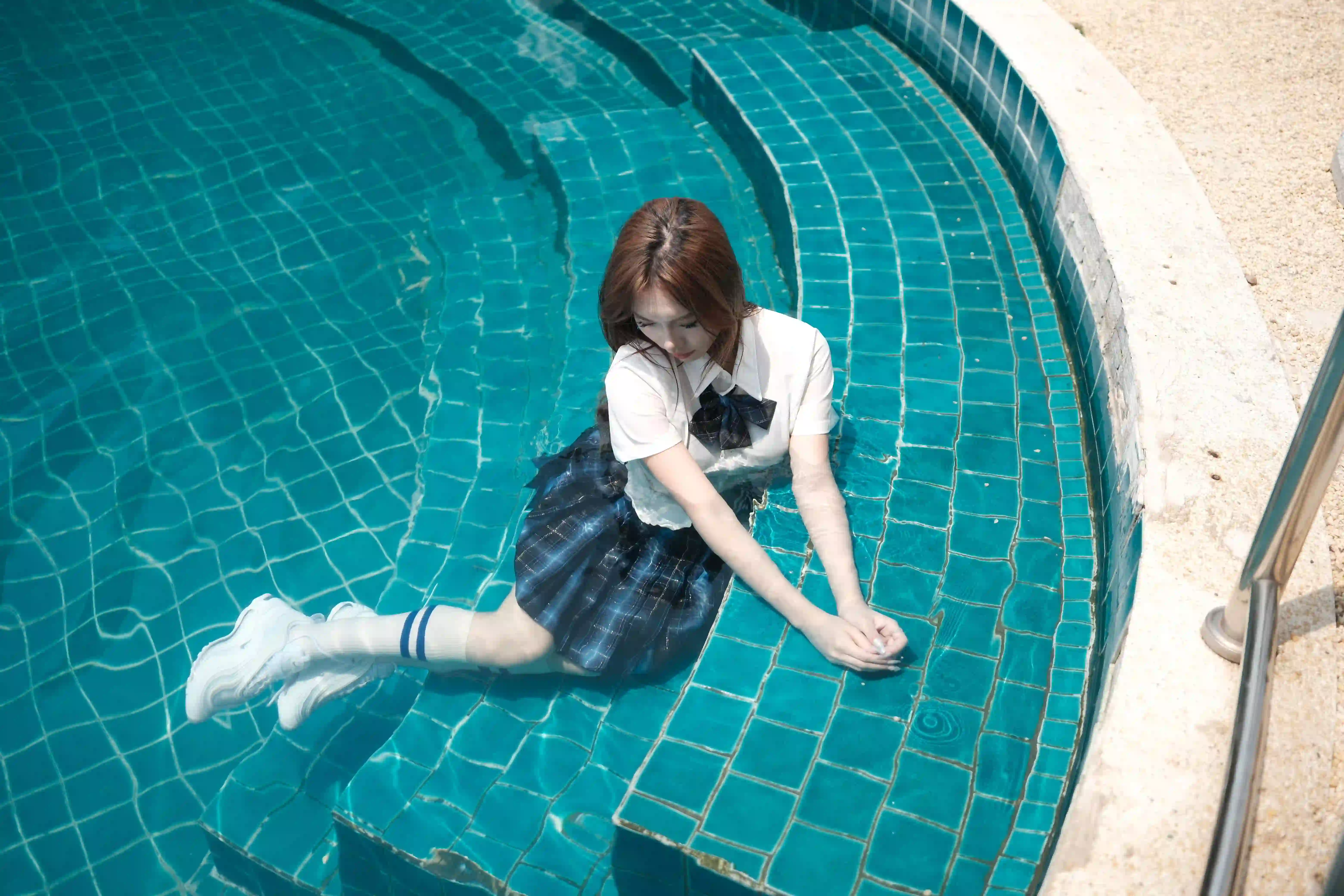 jk女孩 泳池 长发美女 户外写真 水