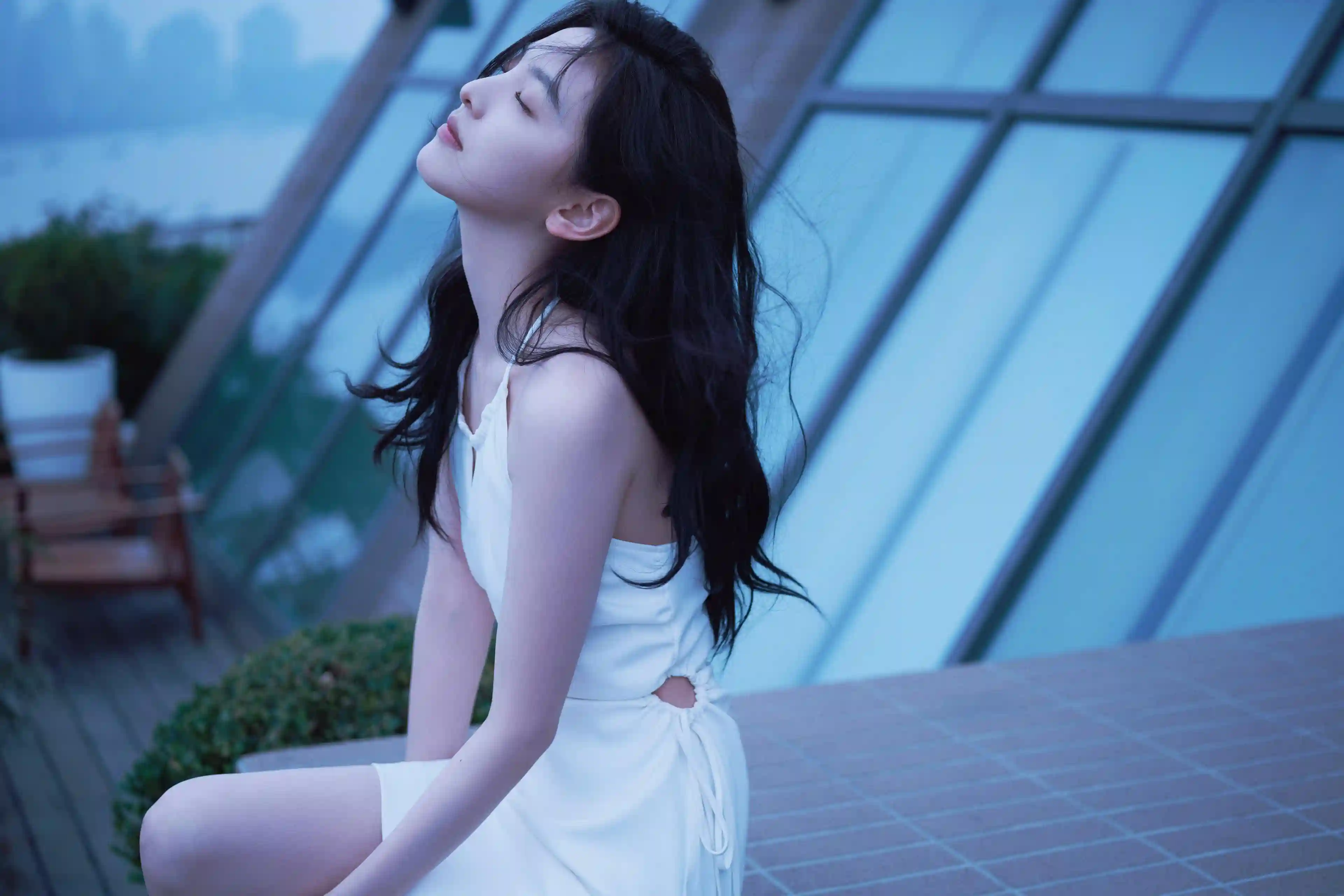 长发闭眼美女章若楠 白色裙子 高清4K壁纸