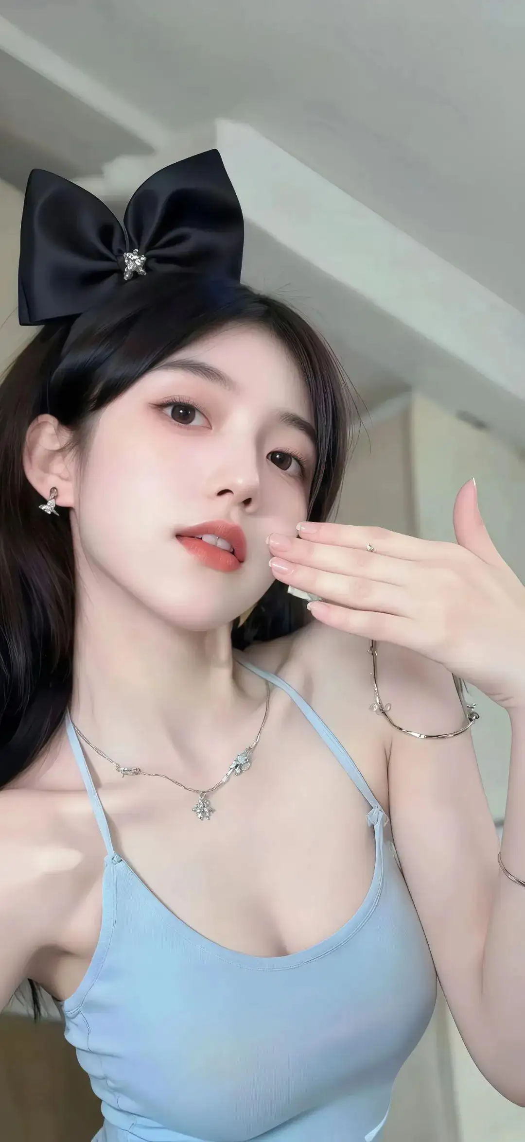 黑色蝴蝶结｜长发美女｜蓝色吊带性感美女