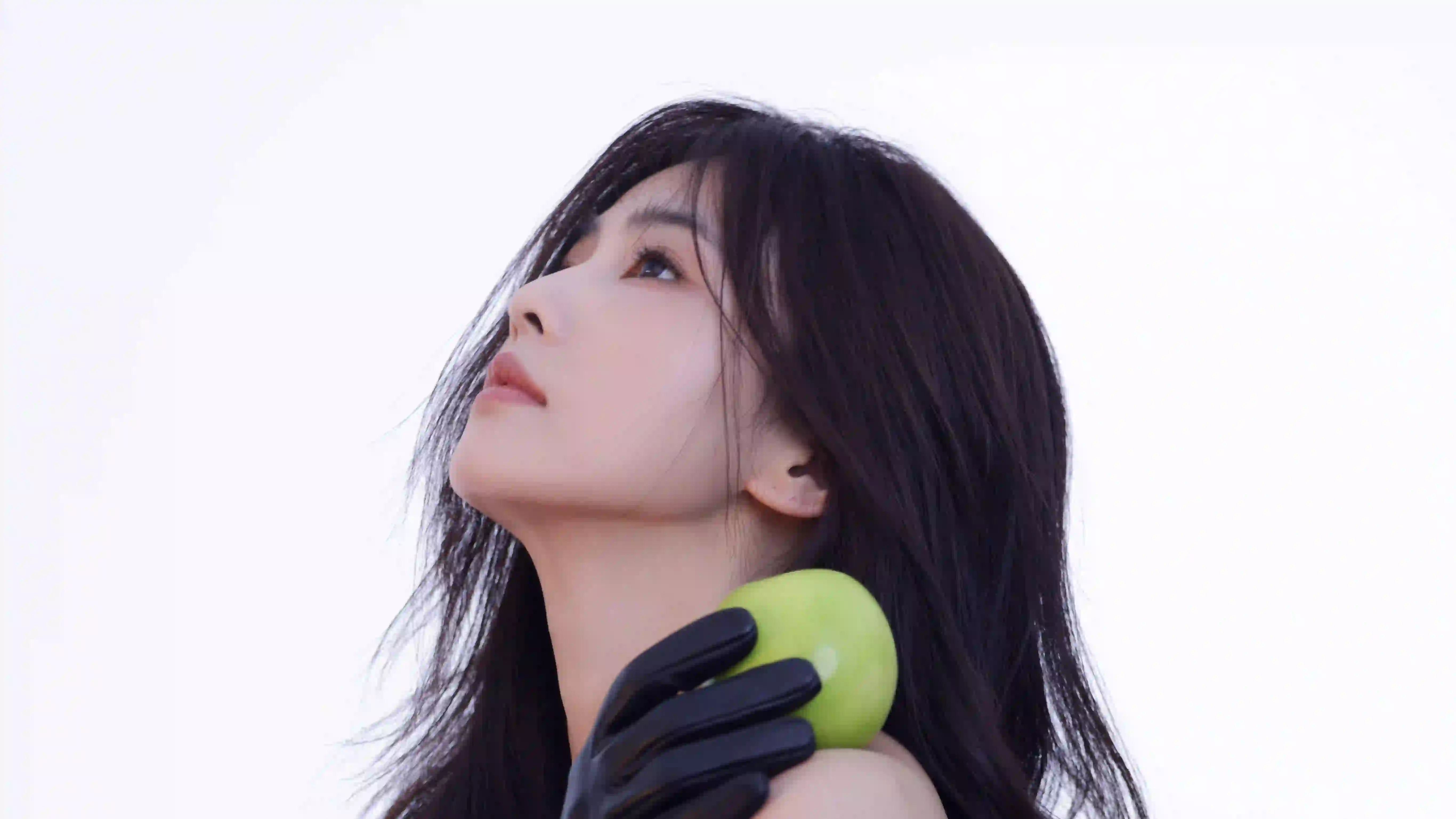 白鹿 长发性感美女 绿色苹果 仰望