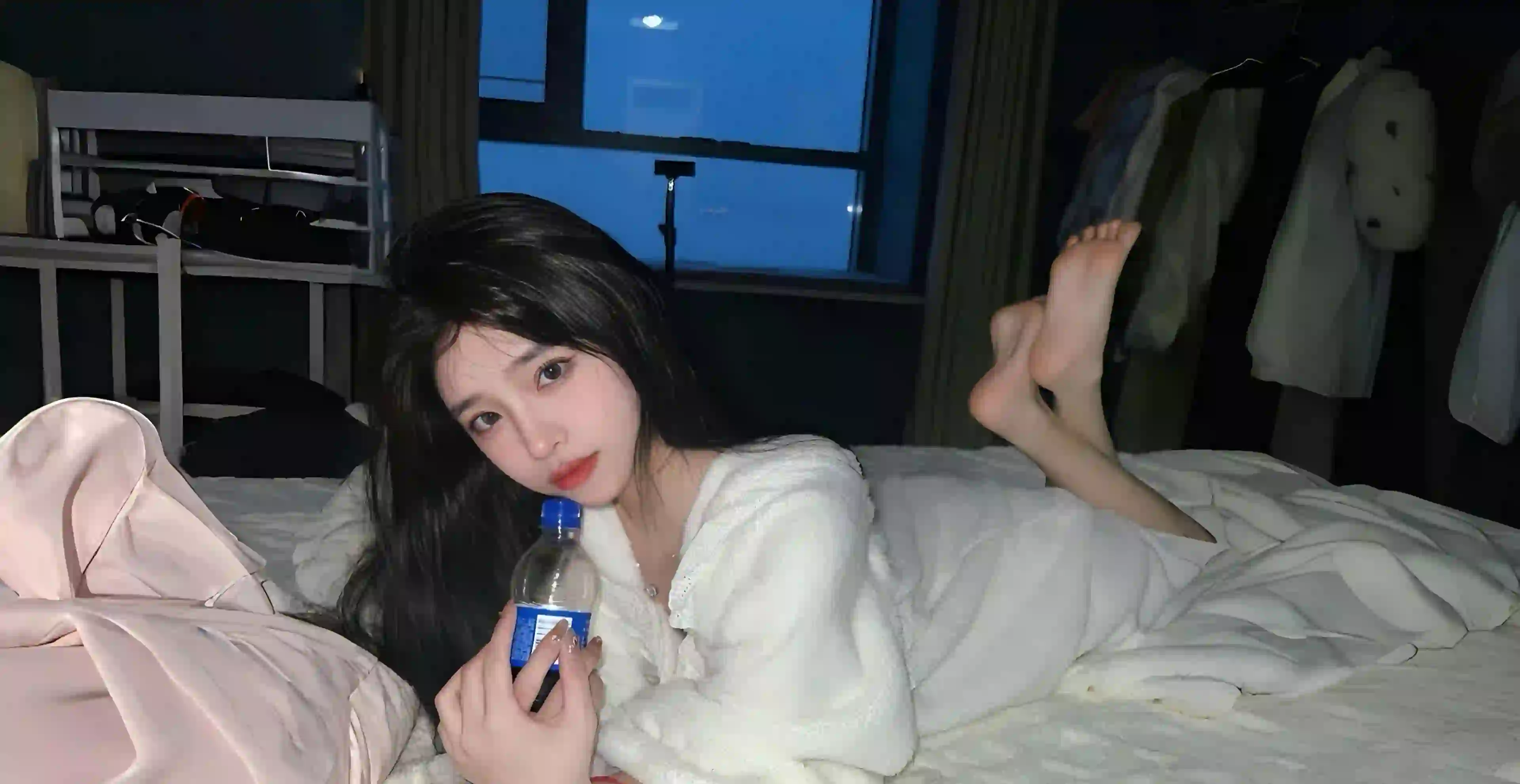 拿着可乐的长发美女居家 