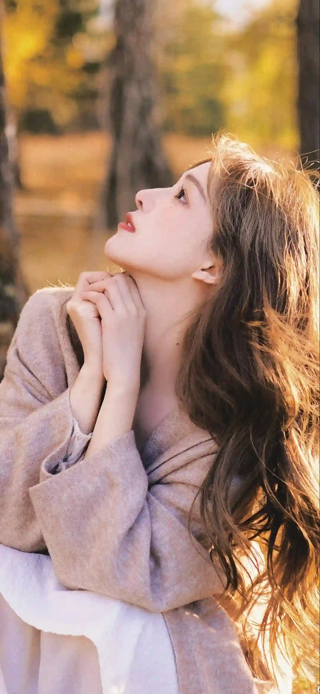 可爱长发清纯美女 户外 阳光