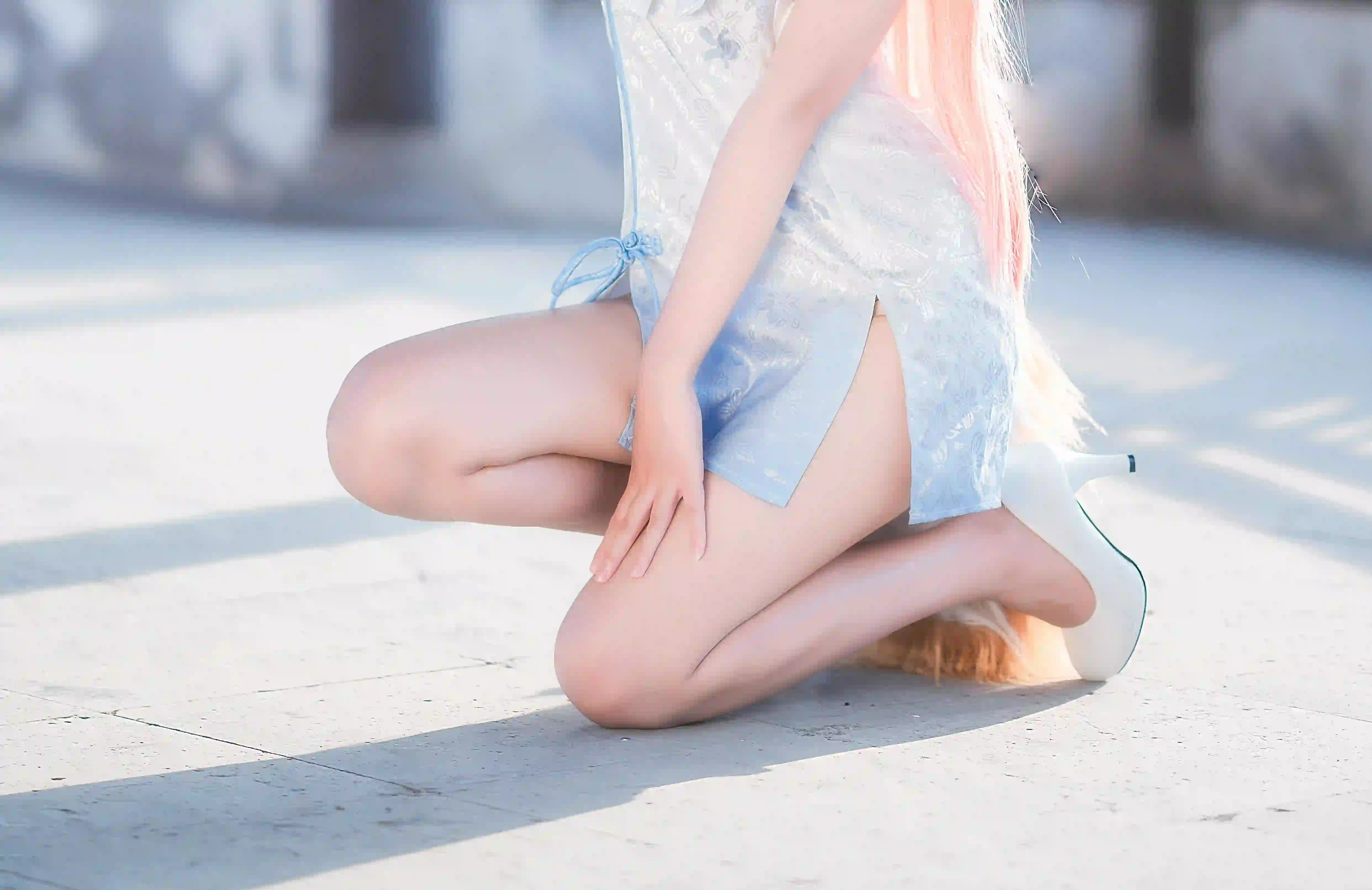 cosplay 长发女孩 狐狸耳朵 尾巴 旗袍 跪姿