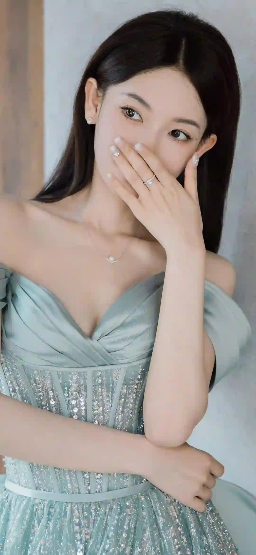 捂嘴笑的长发性感美女 时尚美女