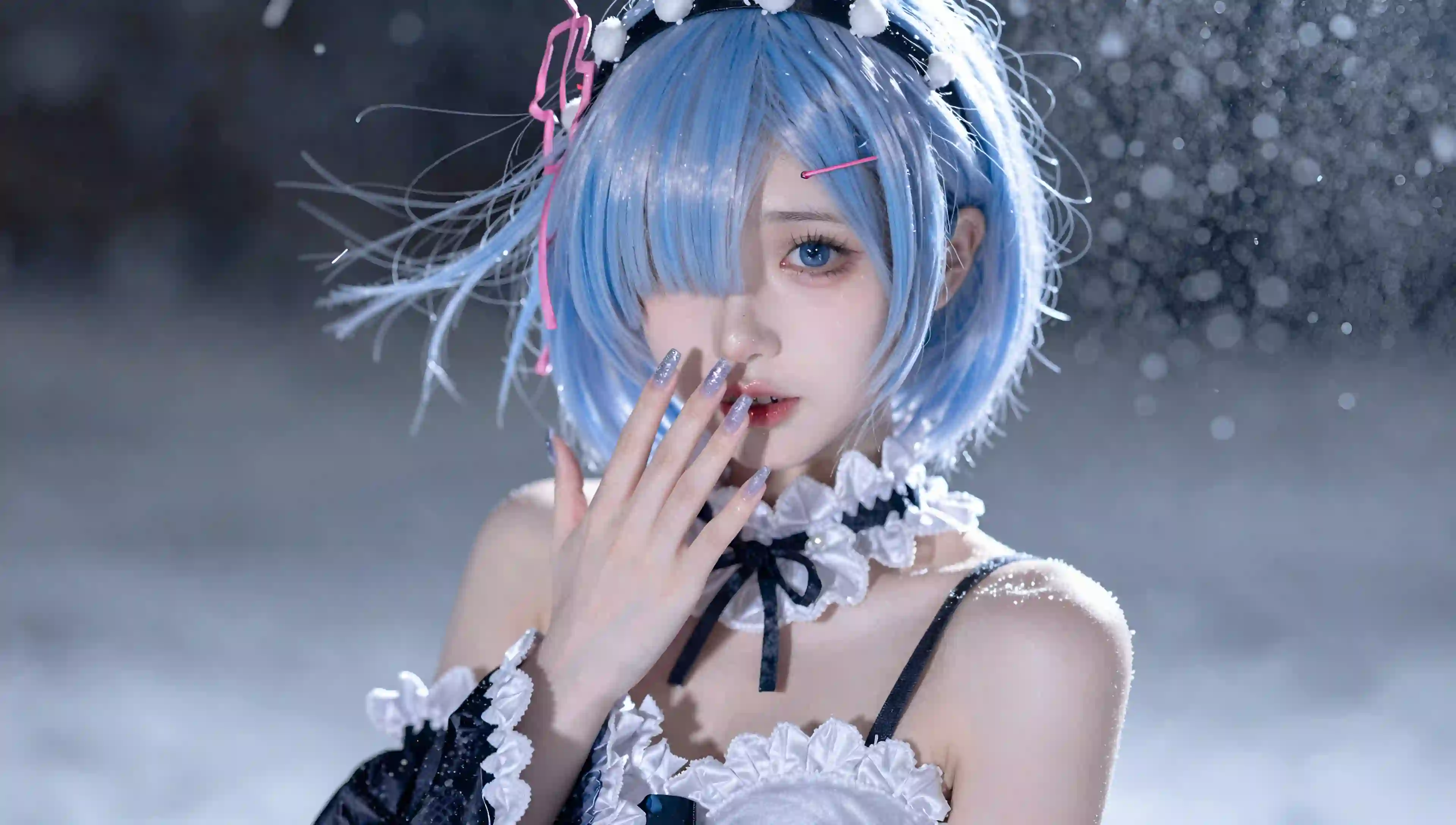 蓝发女仆装少女 雪景 梦幻光斑 唯美壁纸 COS
