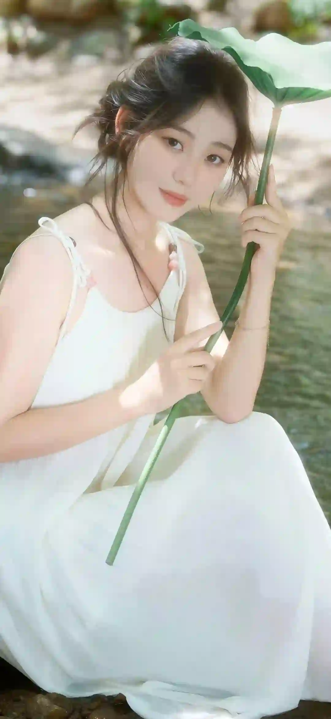 溪边少女 荷叶 白色吊带裙 清新唯美 夏日写真