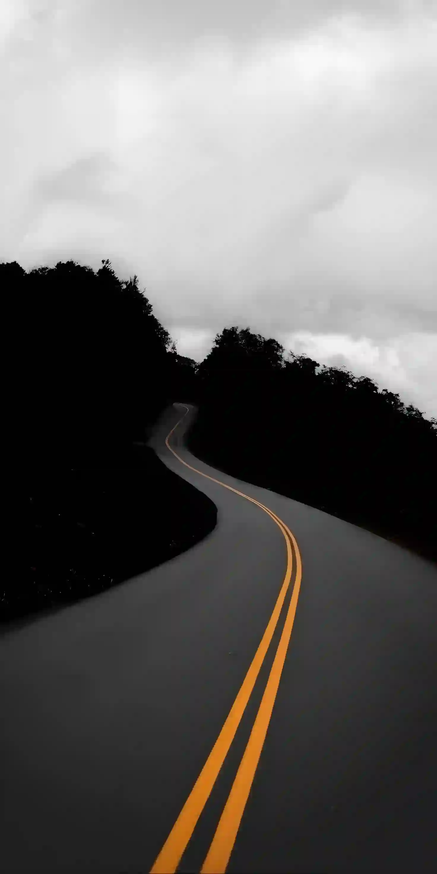 公路风景 黑白摄影 蜿蜒道路 云层天空 治愈壁纸