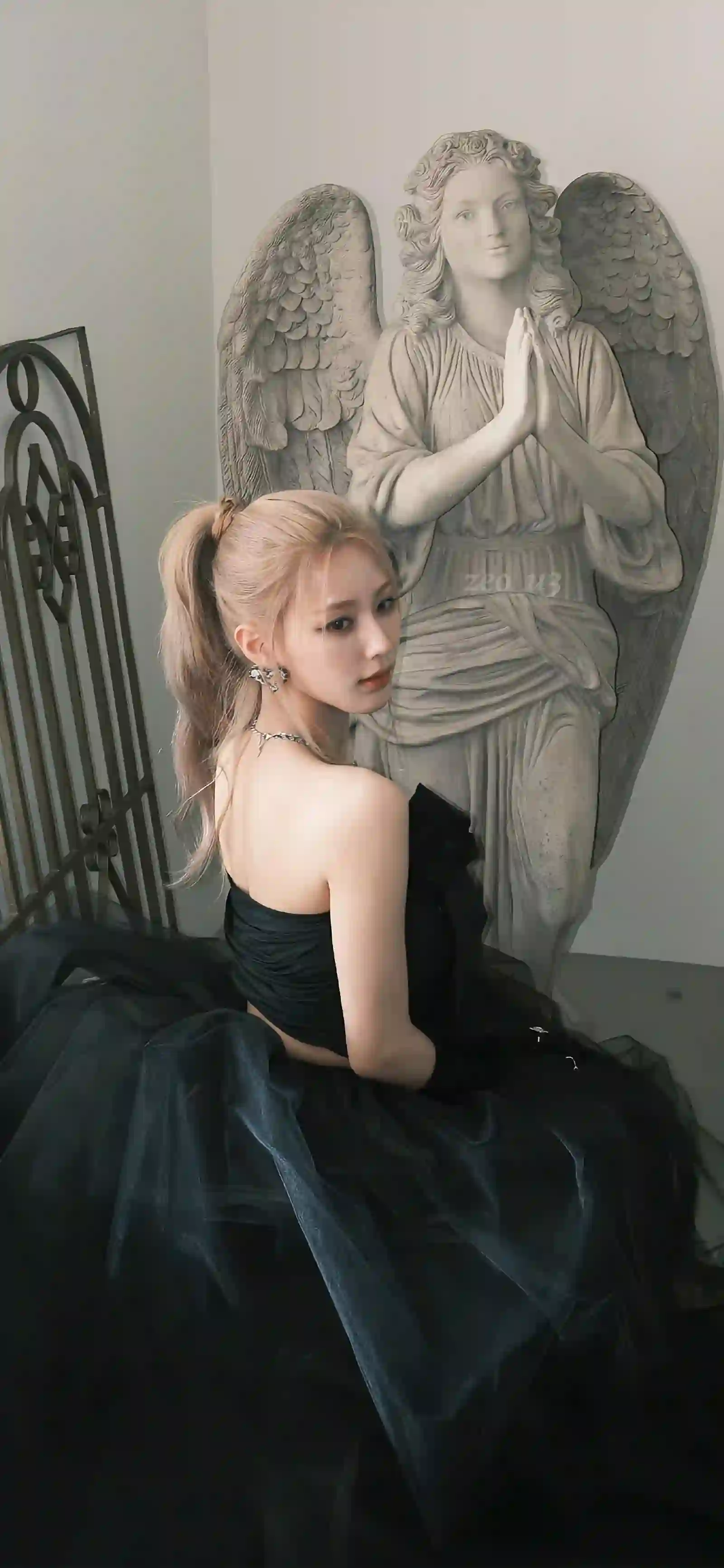 长发美女 高马尾 雕像 黑色长裙美女 抹胸 露背