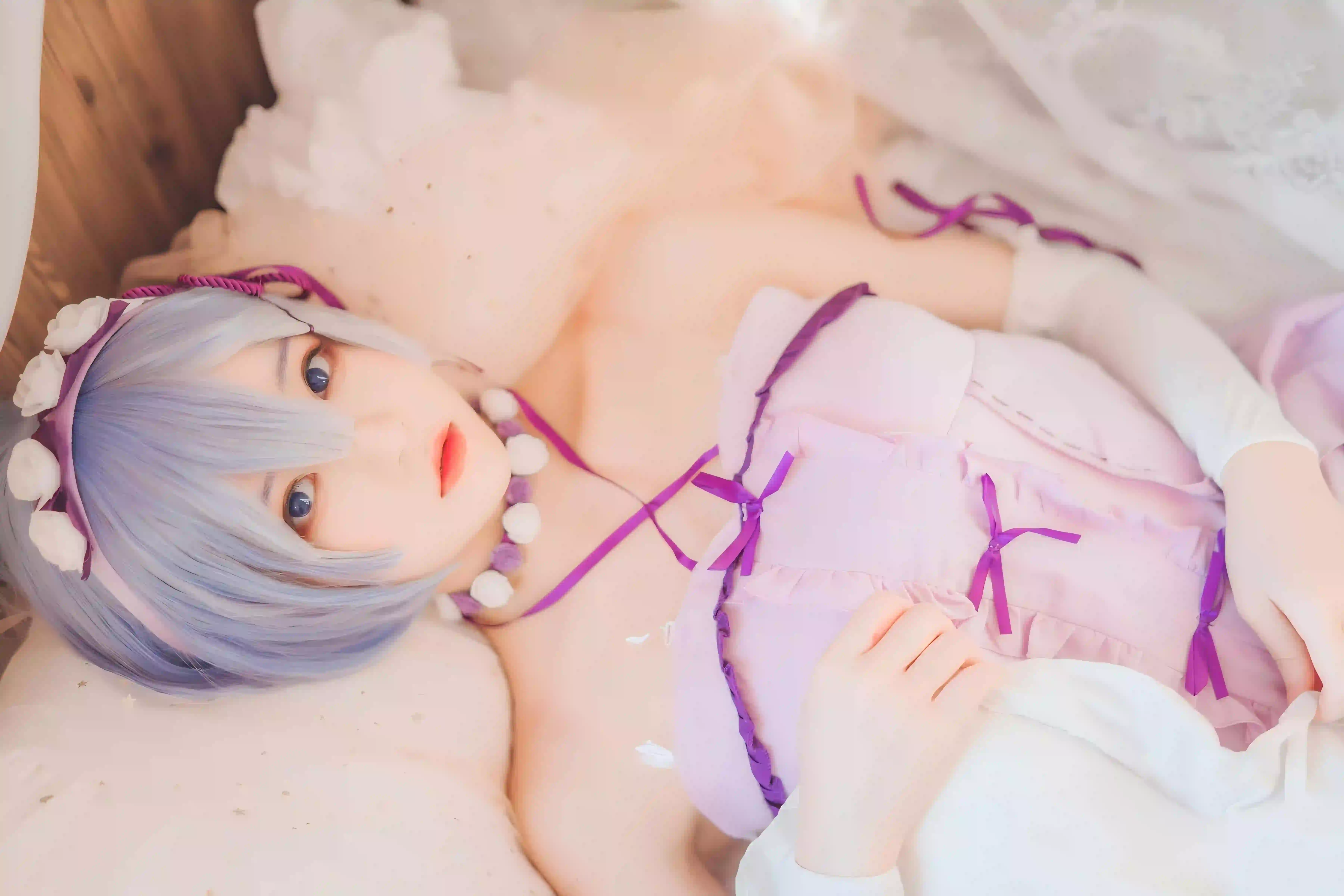 cos 美女 短发 性感 紫色 蓝色头发 躺着