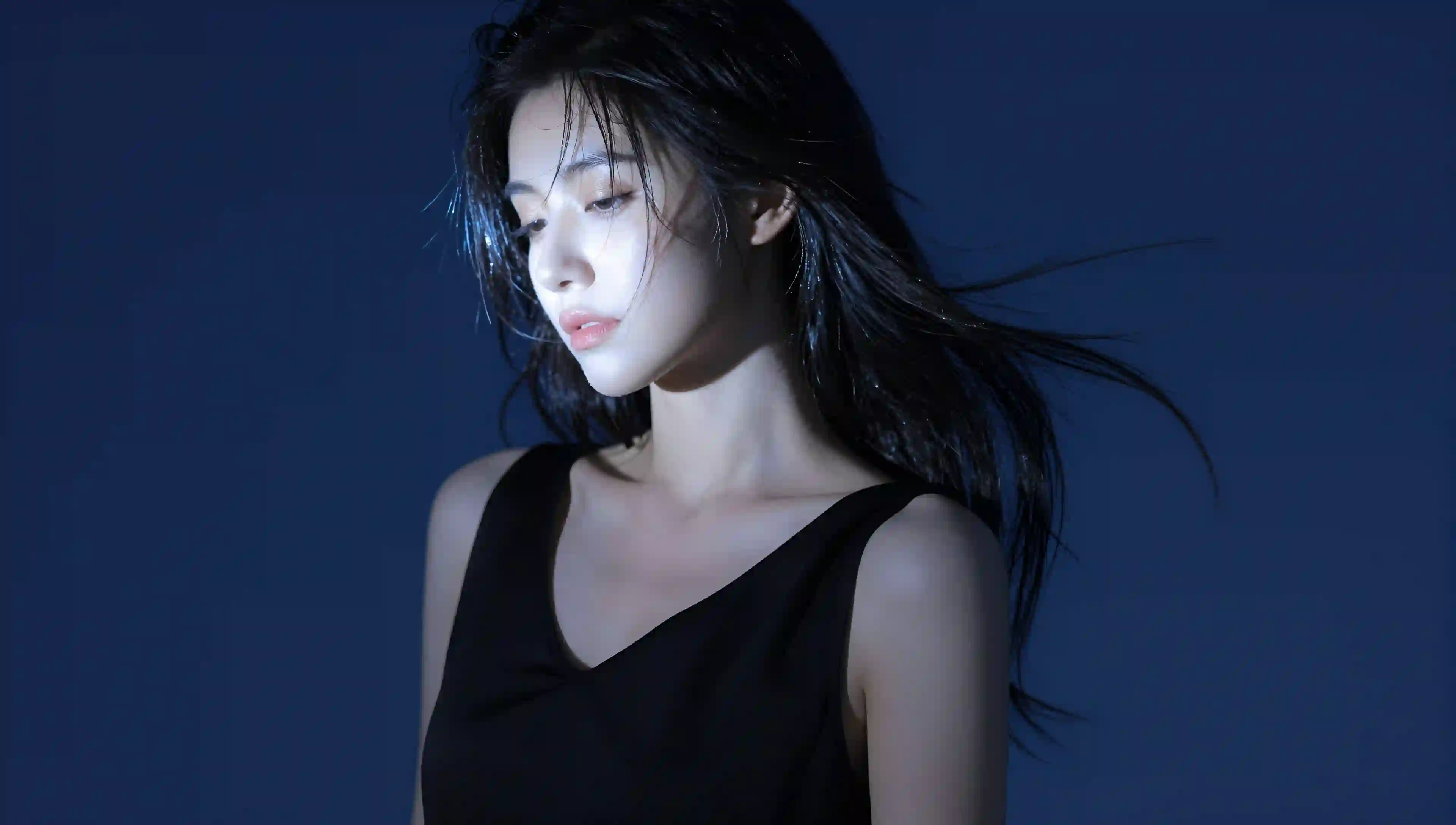 蓝调 背景 冷艳 侧颜 肖像 女性 飘发 光影