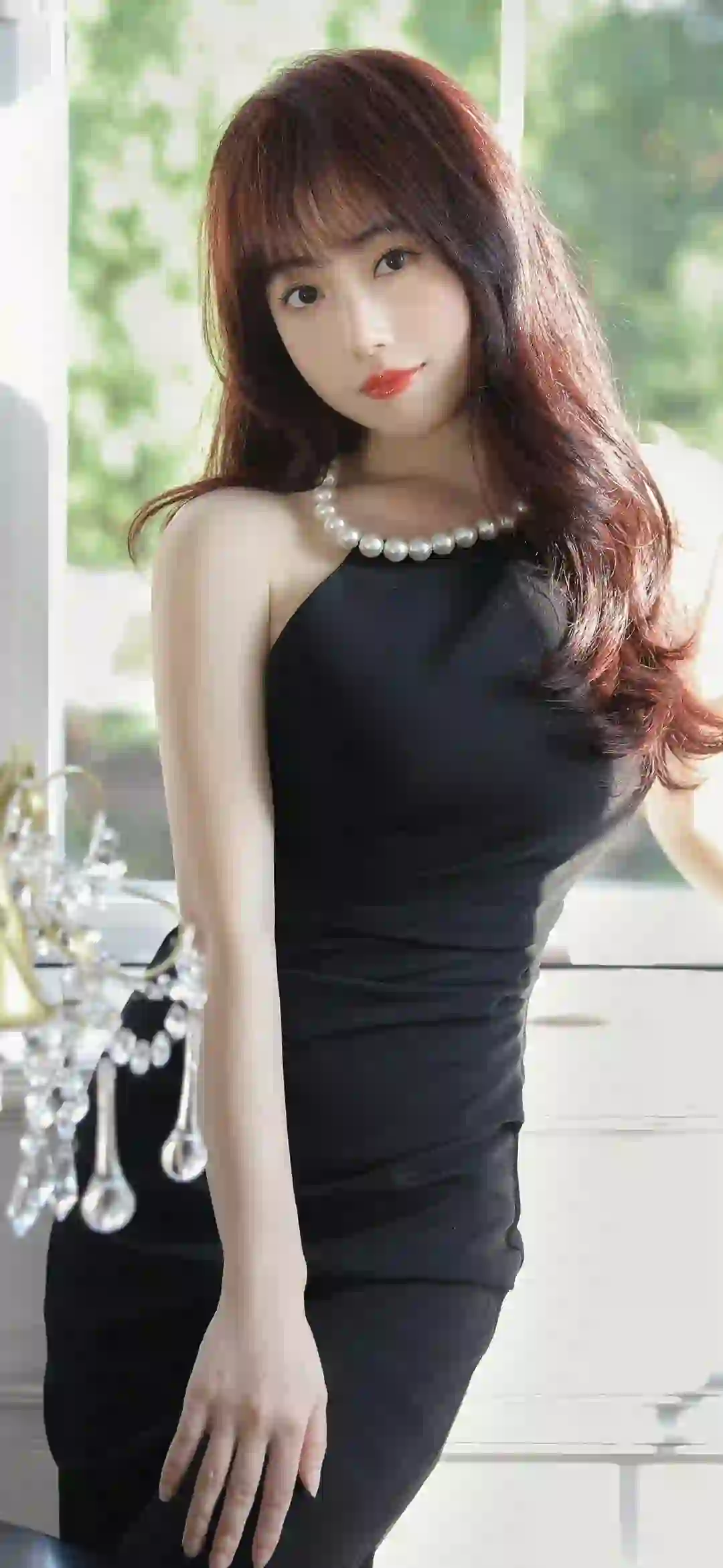 戴着珍珠项链的长发美女 黑色长裙
