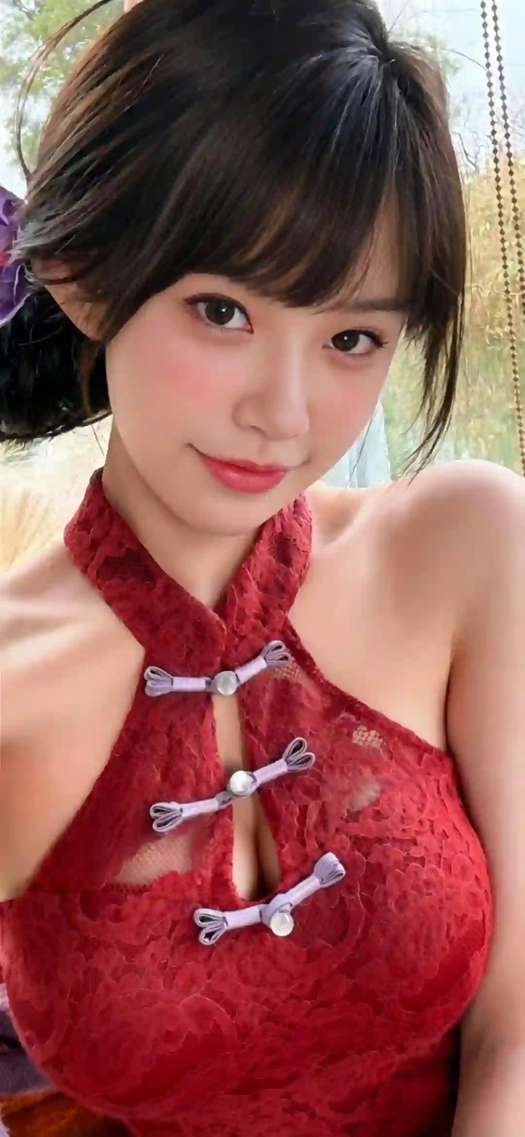 红色蕾丝旗袍 甜美女孩 微笑自拍 露肩上衣