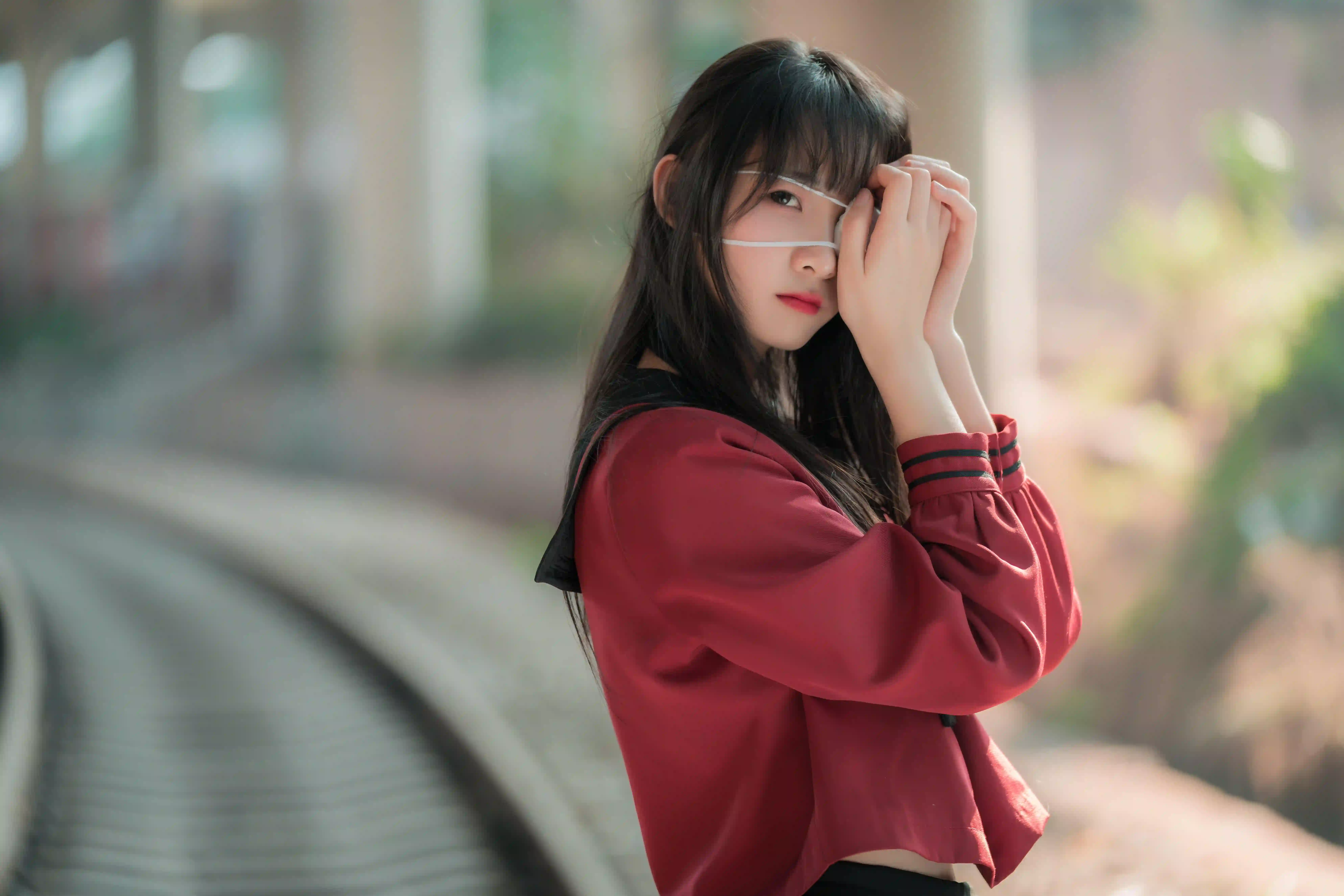 红色外套 户外 火车轨道 长发美女 jk穿搭 黑色裙子 阿玛特拉斯 