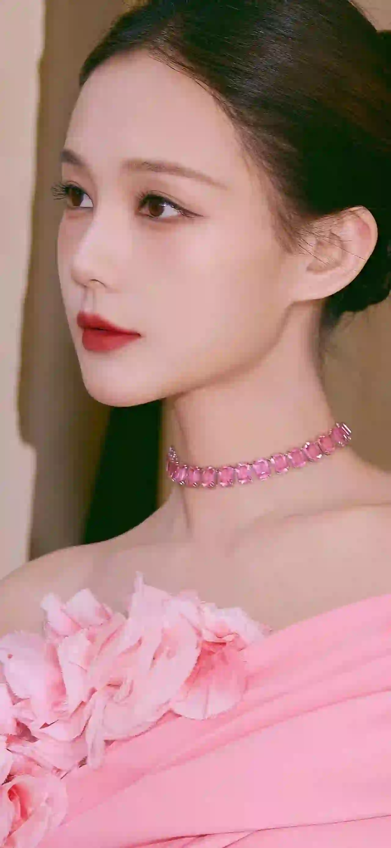 美女明星 李一桐 粉红色长裙 粉红色水晶项链