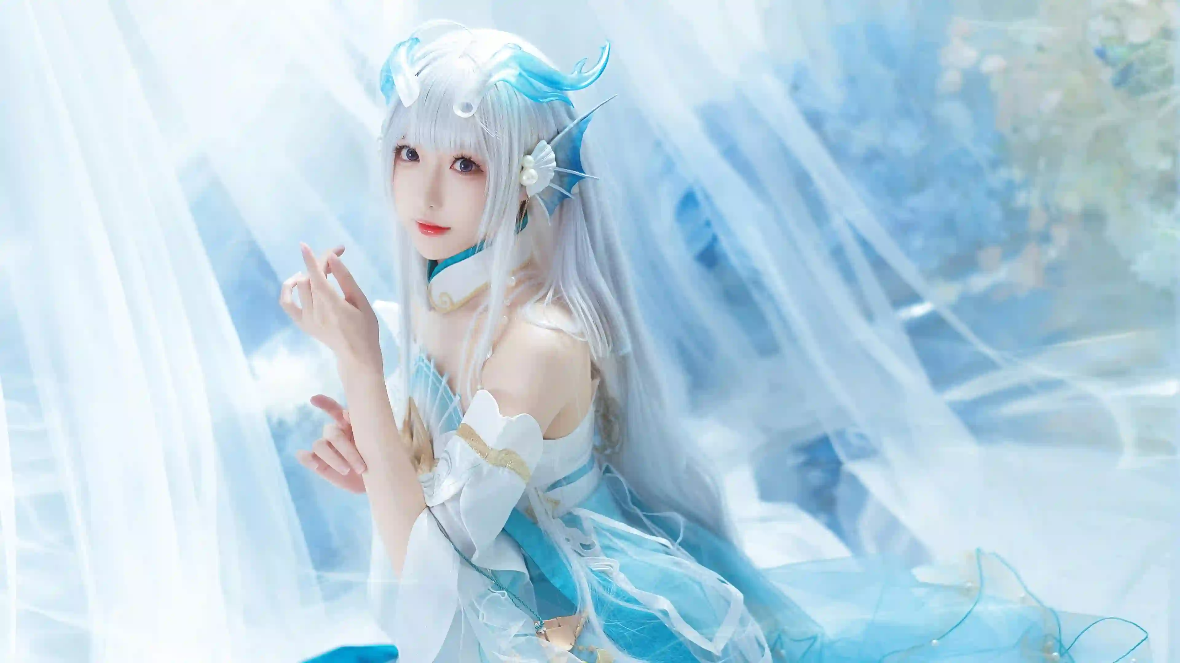 cosplay 银发 蓝白服装 女性角色 梦幻背景 唯美壁纸