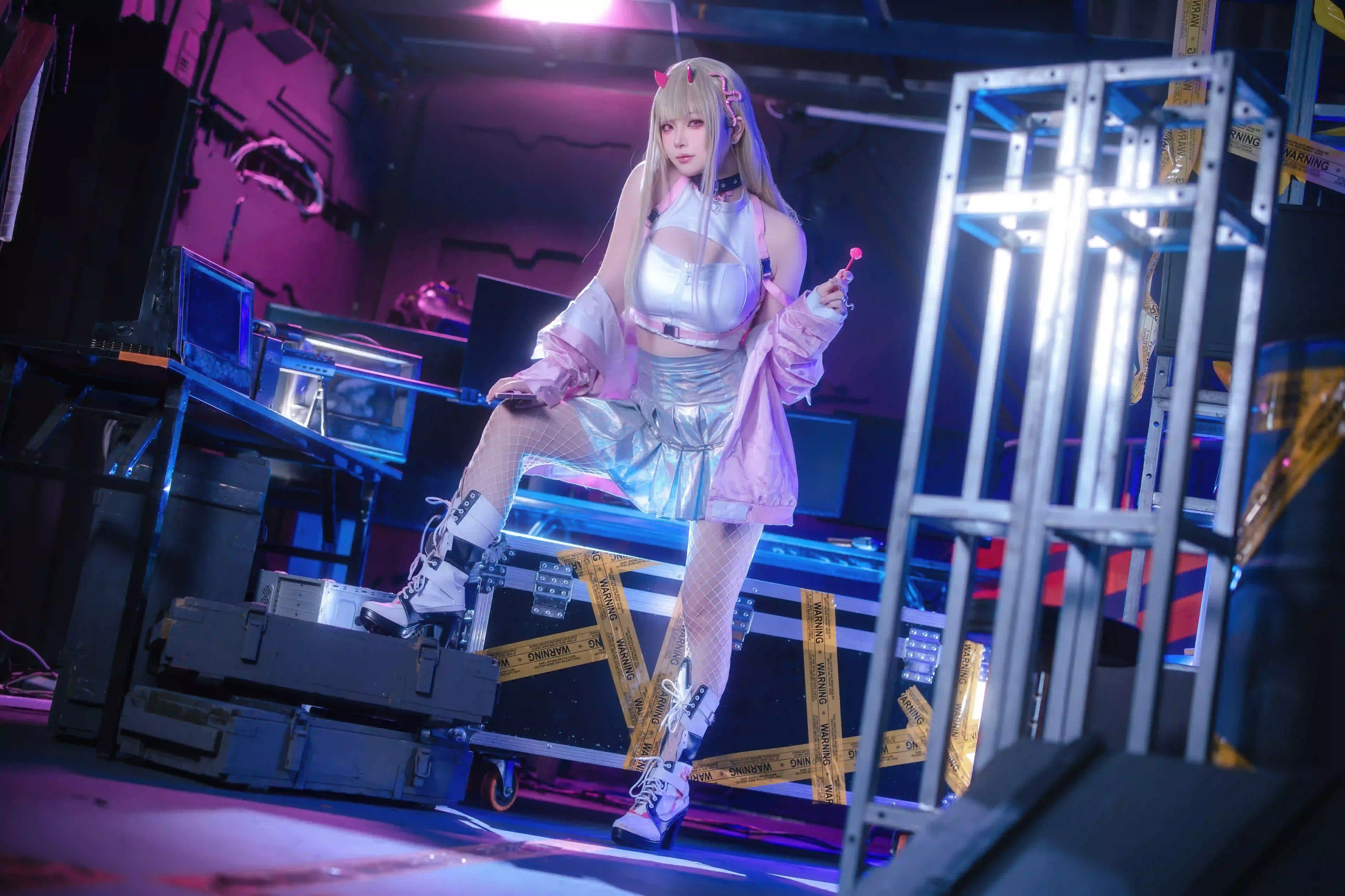 个性 长发性感美女 长腿美女 恶魔角 渔网袜 渐变衣服