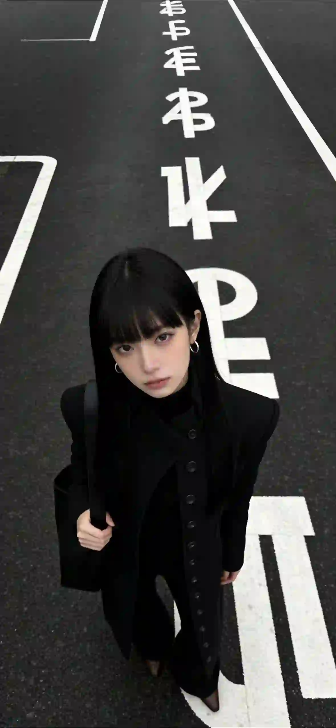 美女 黑色衣服 路上 马路