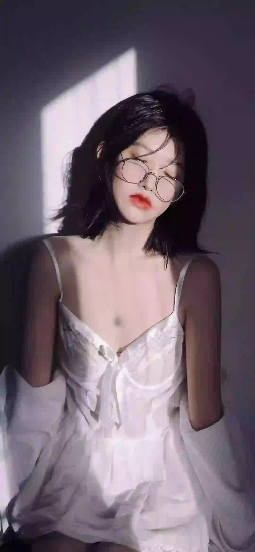 戴眼镜的长发女孩 白色吊带裙