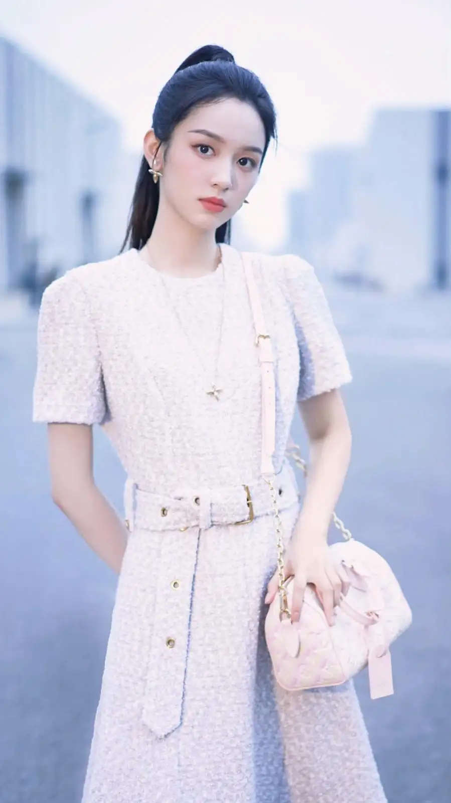 长发高冷女神周也