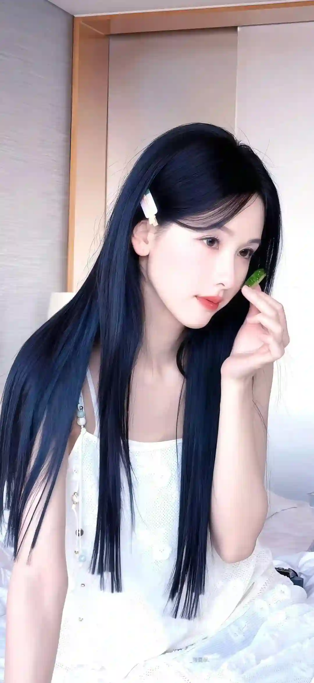 美女 长发美女 吊带 白色裙子 明星 陈都灵