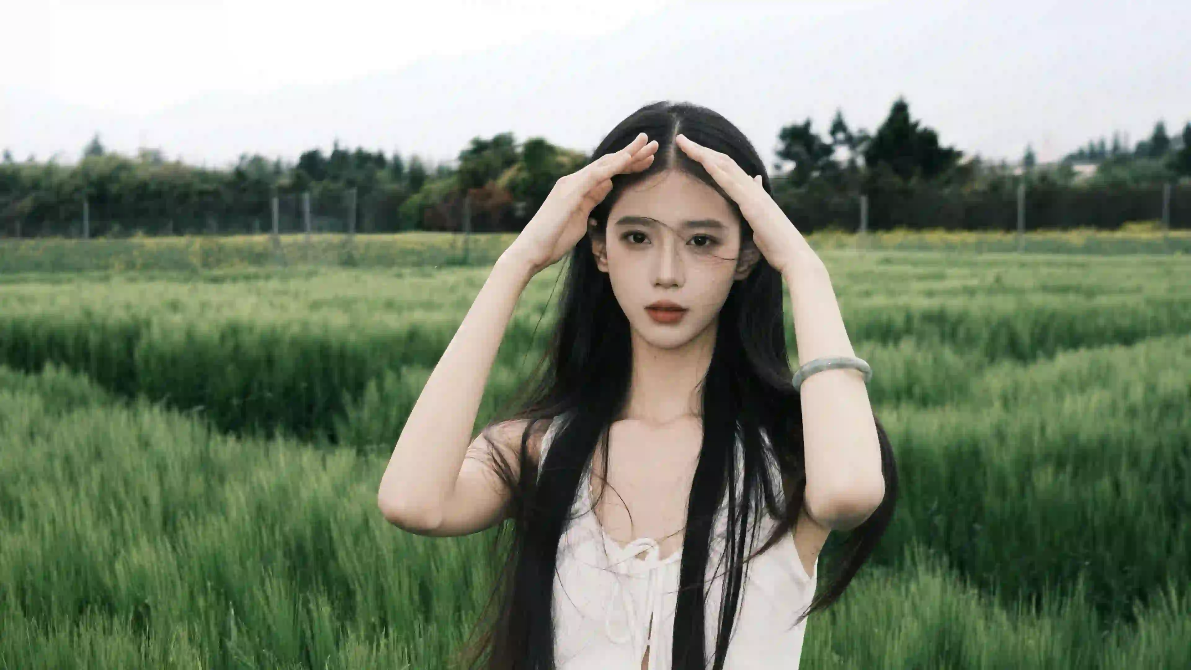 亲近自然 长发美女 户外 绿色植物 