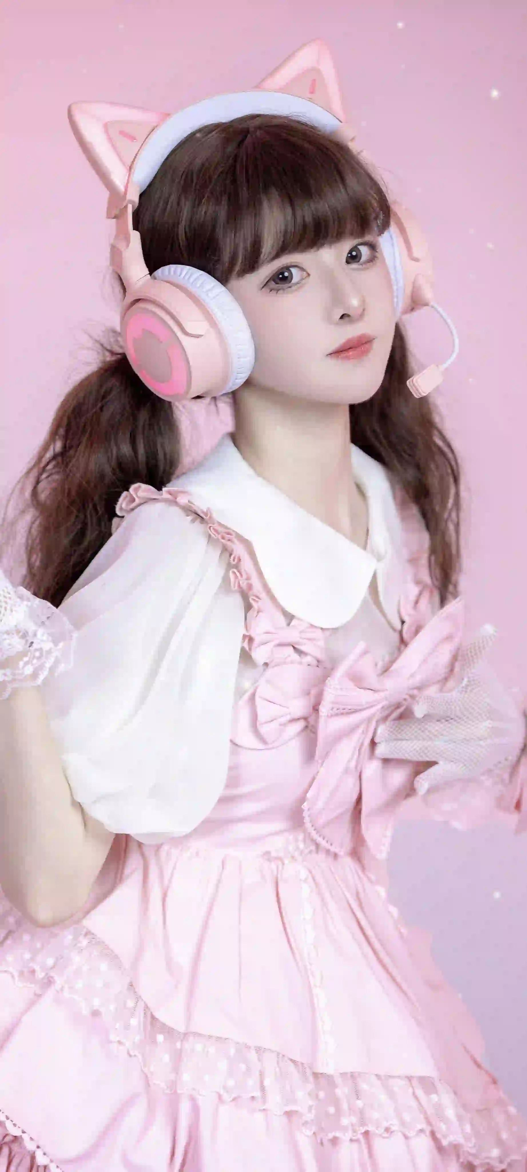 戴着耳机的可爱女孩 粉色系穿搭 可爱