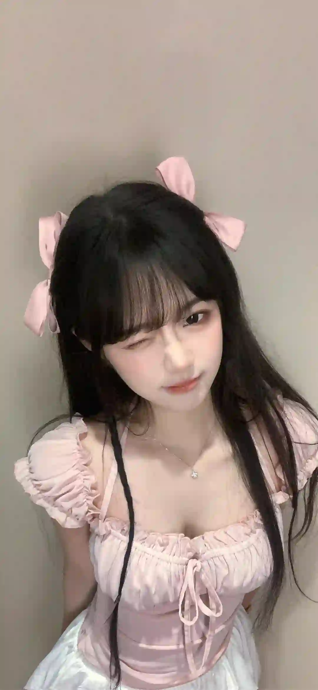 粉色蝴蝶结 少女 洛丽塔 俏皮表情 黑发美女 可爱穿搭
