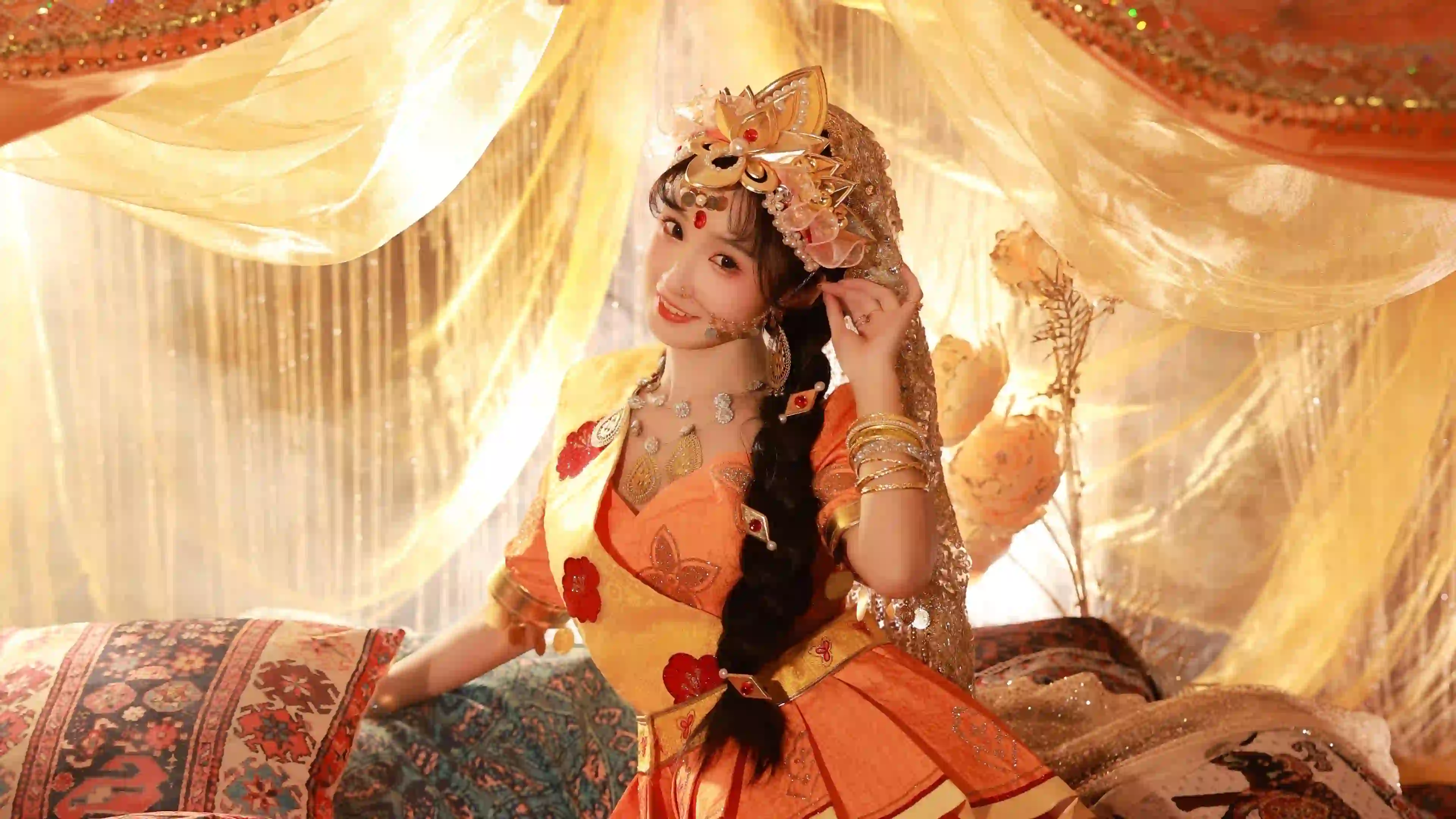 传统服饰 古风 长发美女 金黄