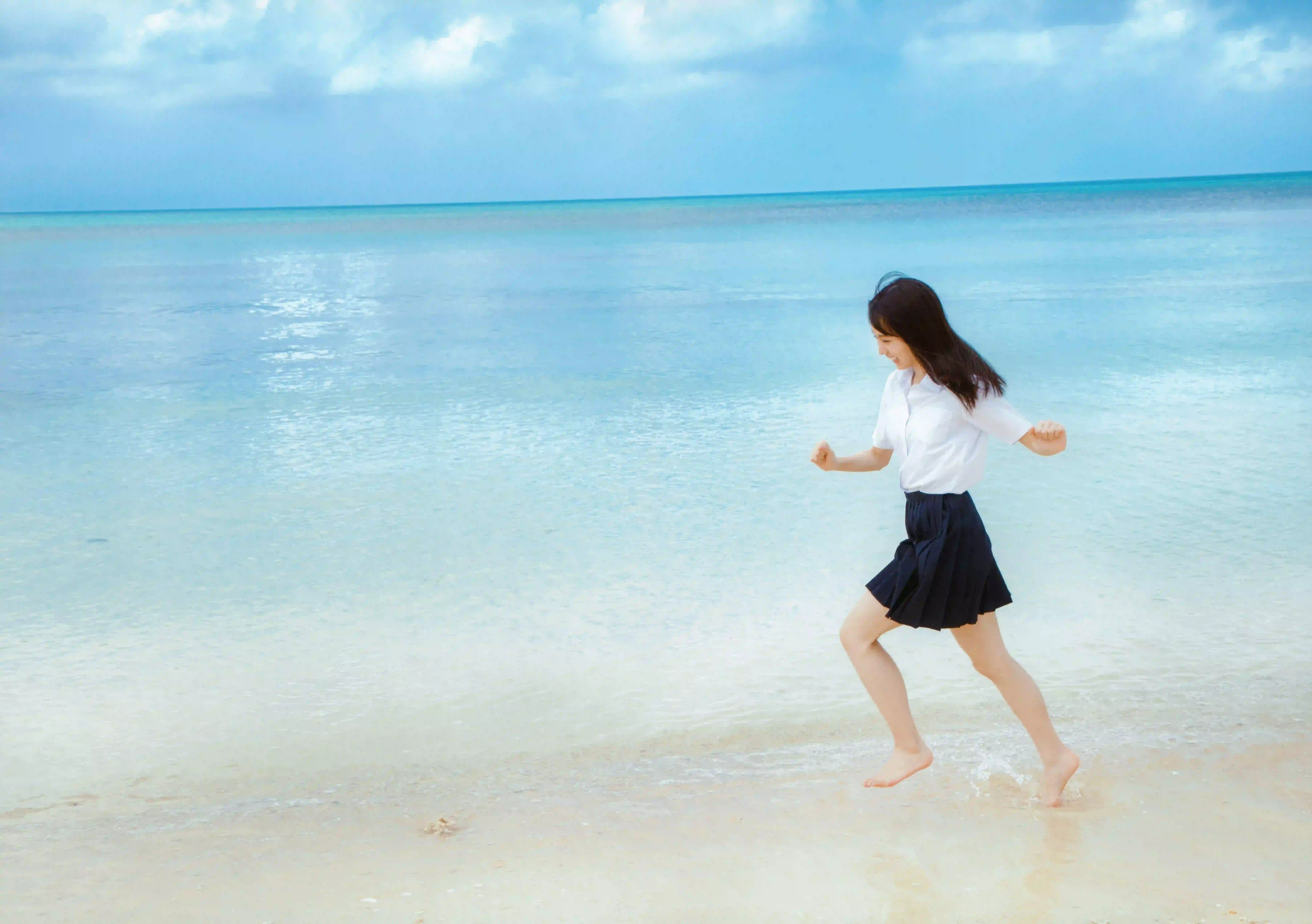 长发美女 jk穿搭 白色衬衫 黑色裙子 户外 阳光 沙滩奔跑