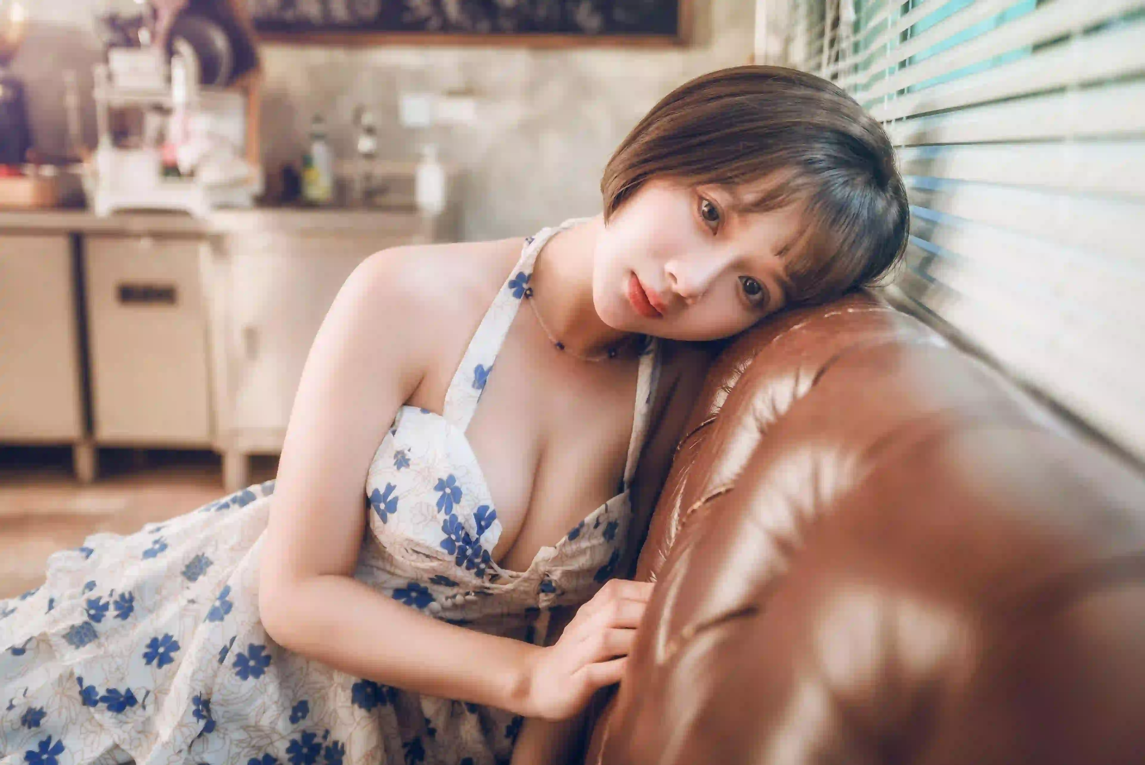 性感美女 短发女孩 沙发 居家