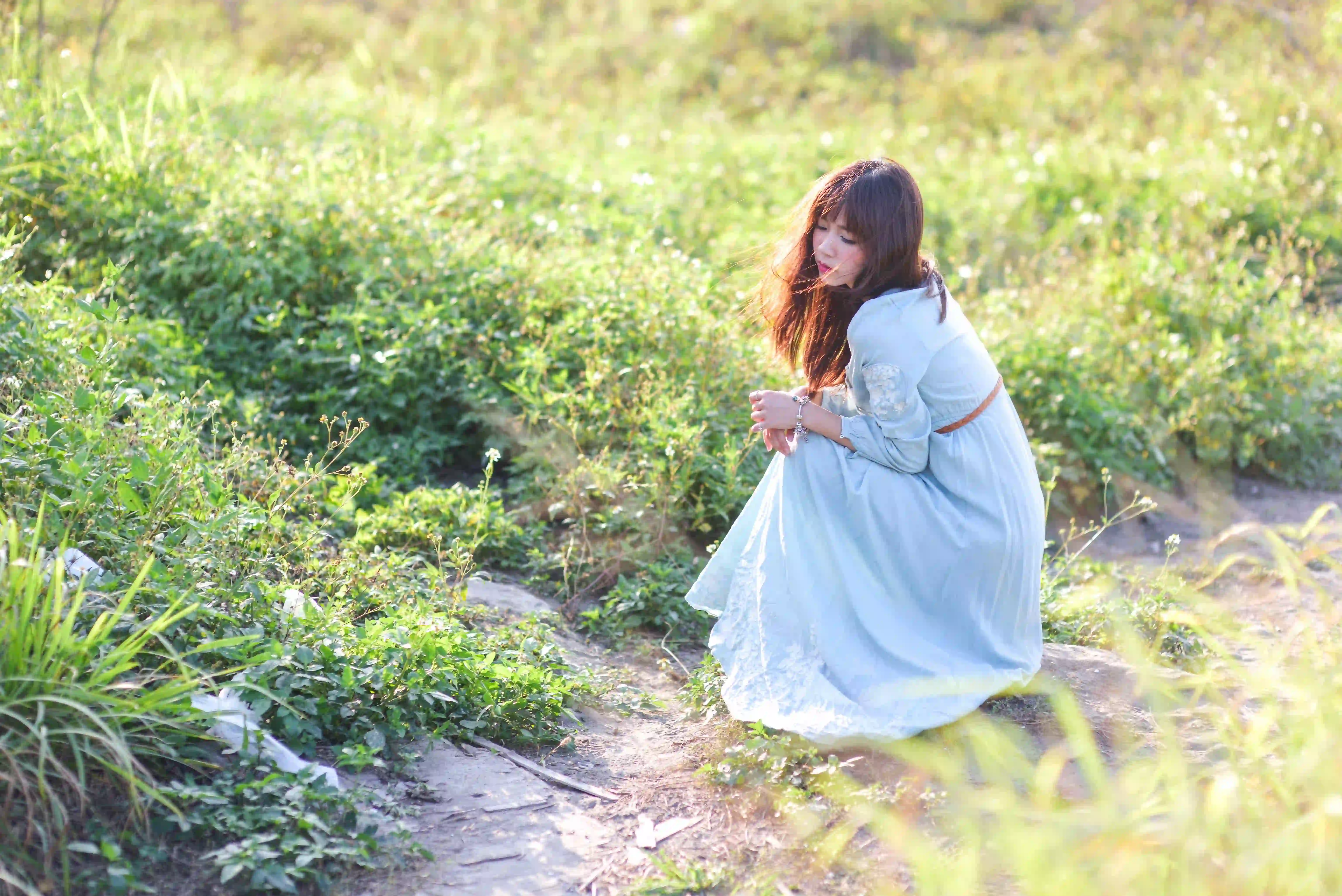 长发美女 户外 草 