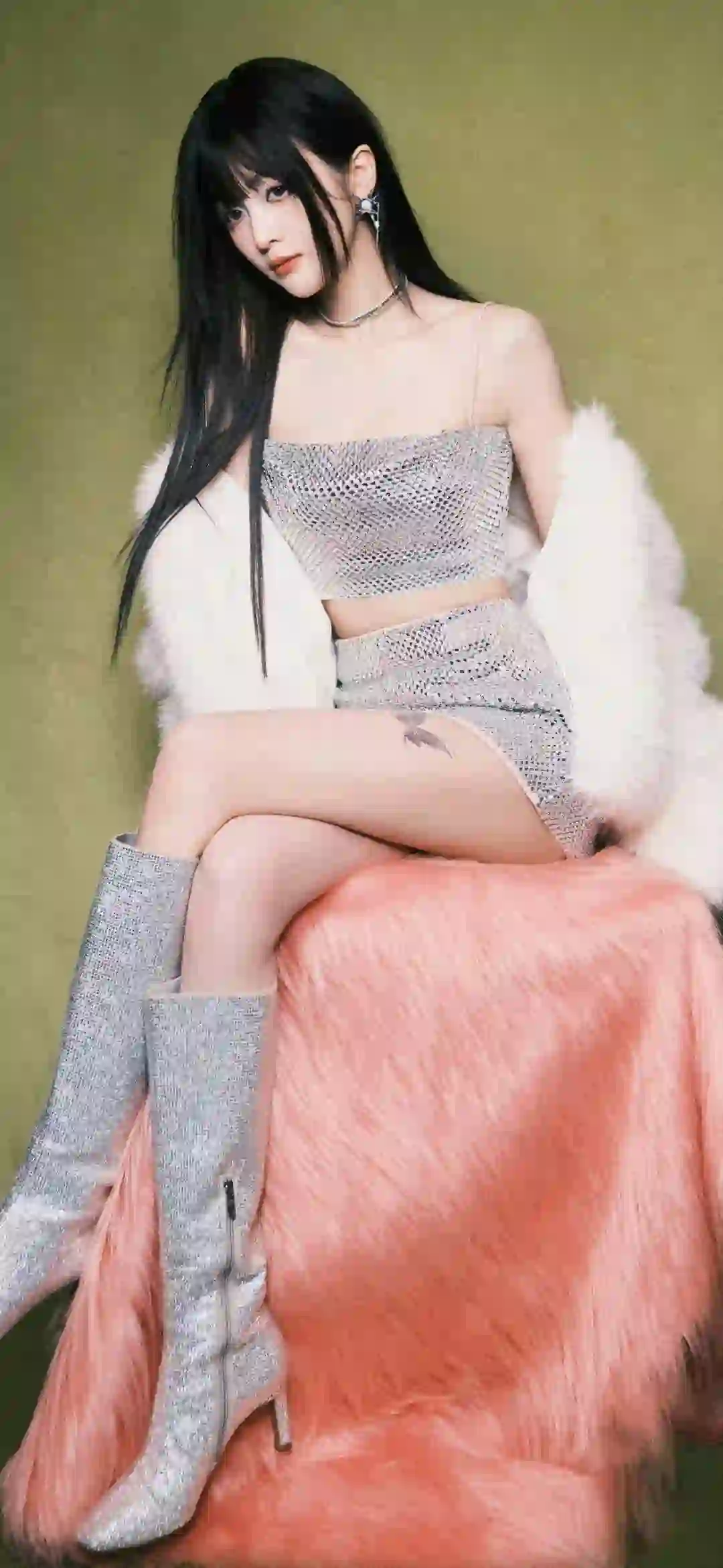 明星壁纸 吴宣仪 长发美女 长腿女孩 性感抹胸穿搭 写真 白色衣服