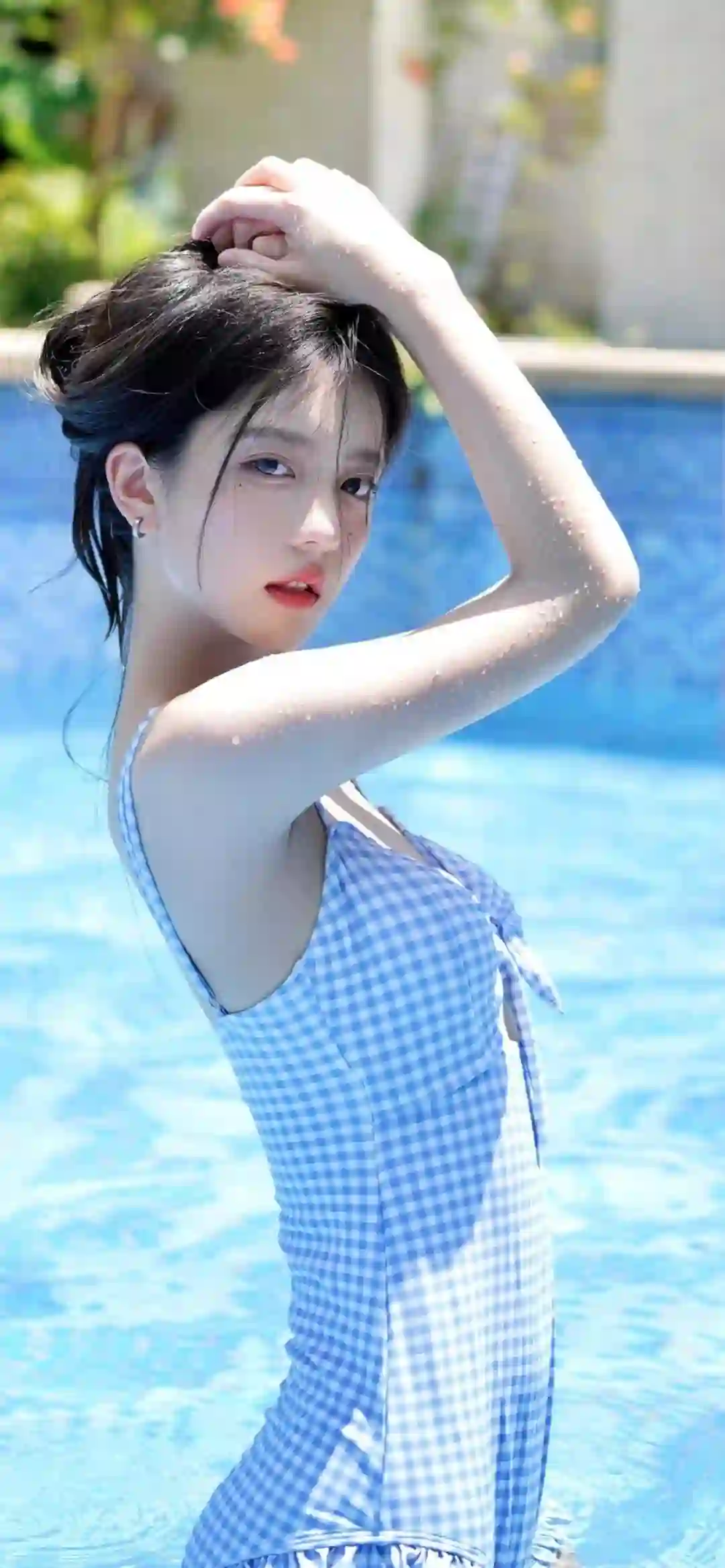 泳池美女 格子长裙美女