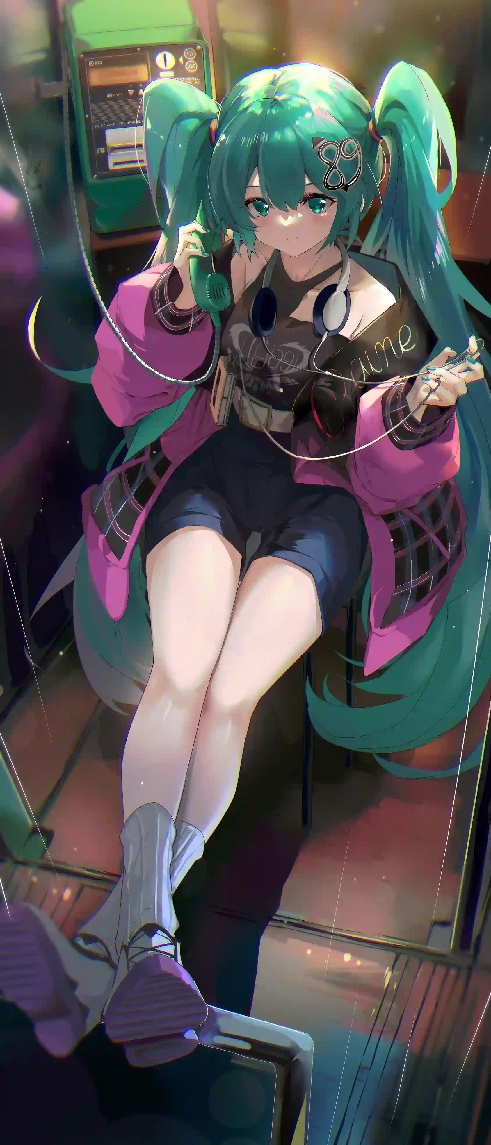 动漫角色初音未来坐在复古电话亭中 戴着耳机手持话筒 青绿色双马尾长发飘逸 身穿粉色外套搭配黑色短裤 背景霓虹灯光营造出都市赛博氛围