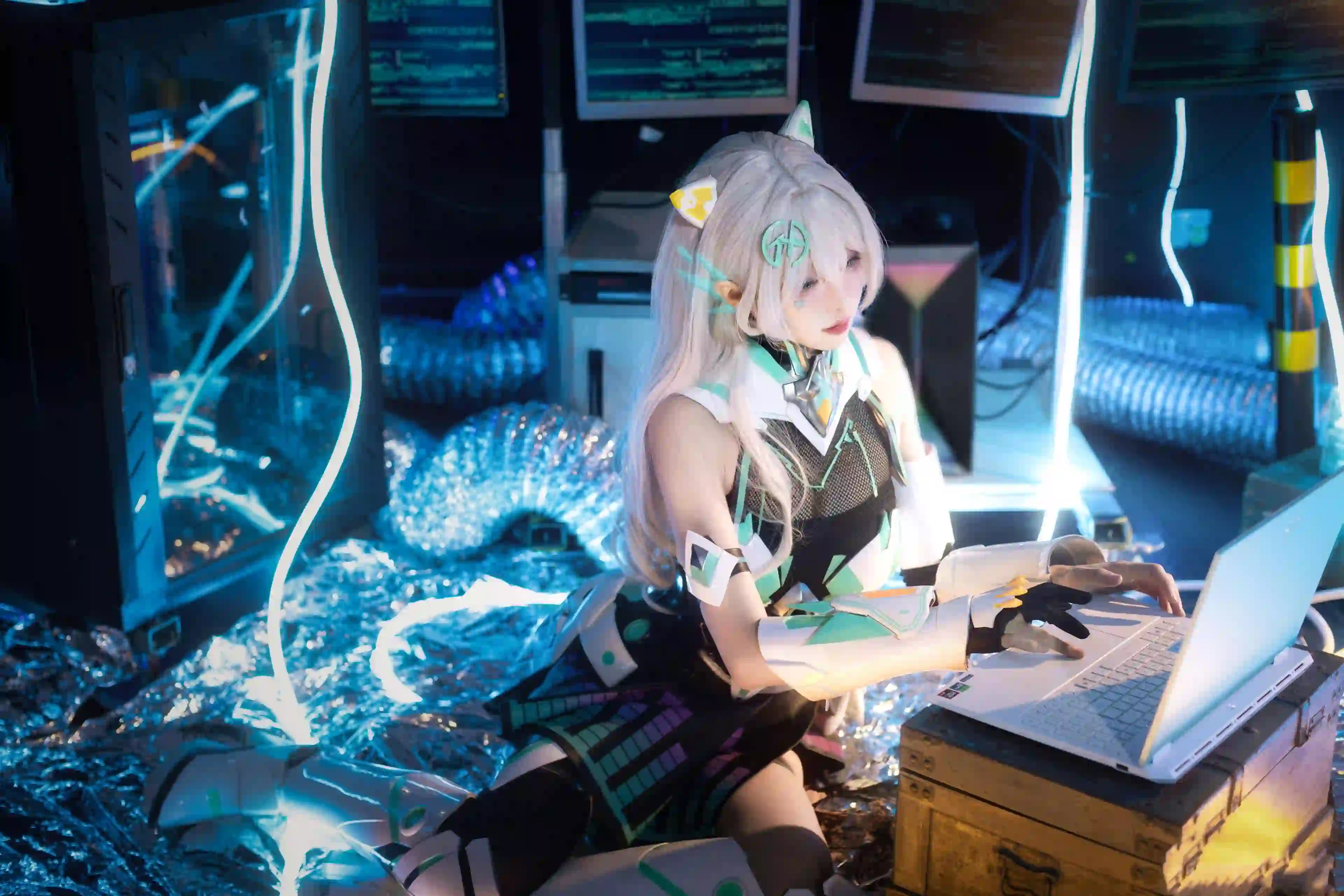 Coser 长发美女 白色头发 天选姬 笔记本电脑