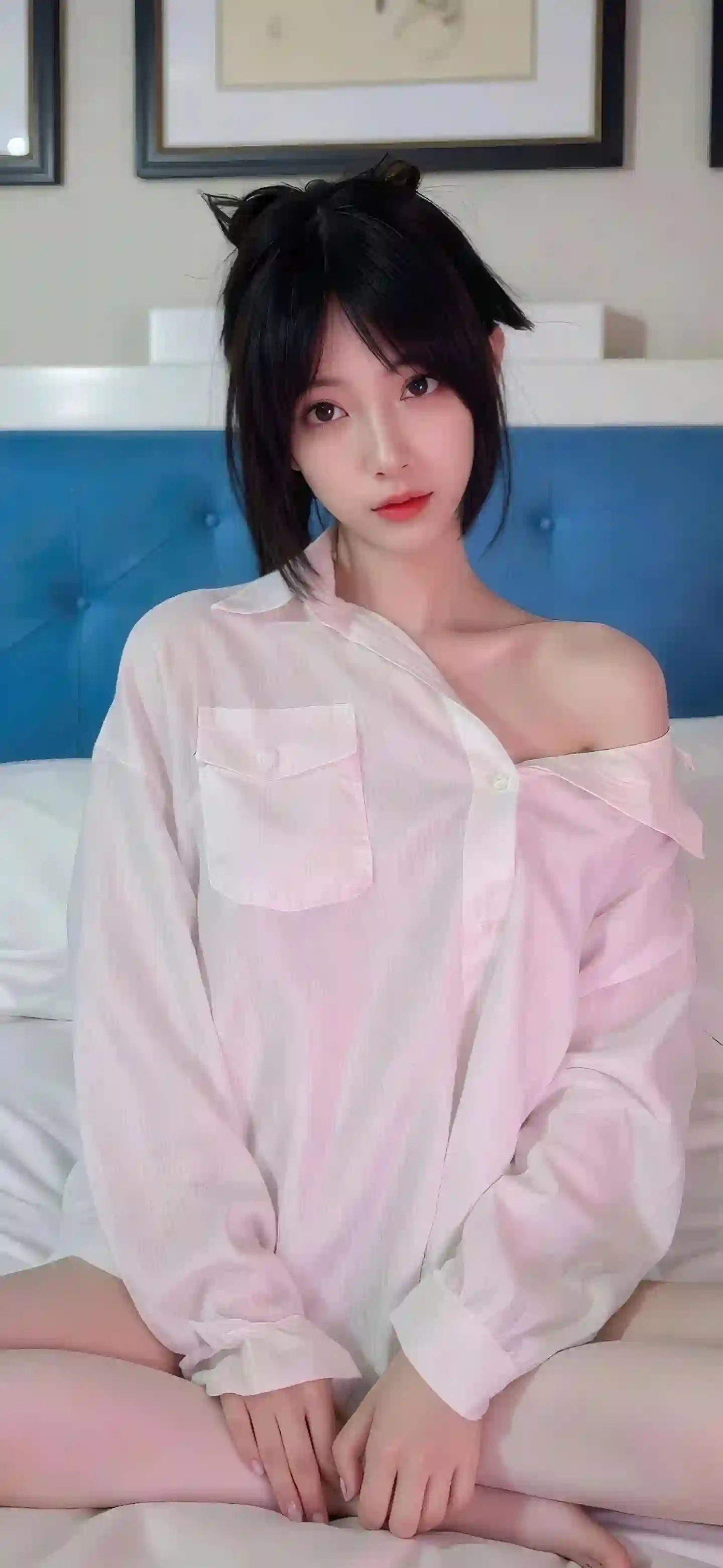 长发清纯美女 白色衬衫 居家 坐姿